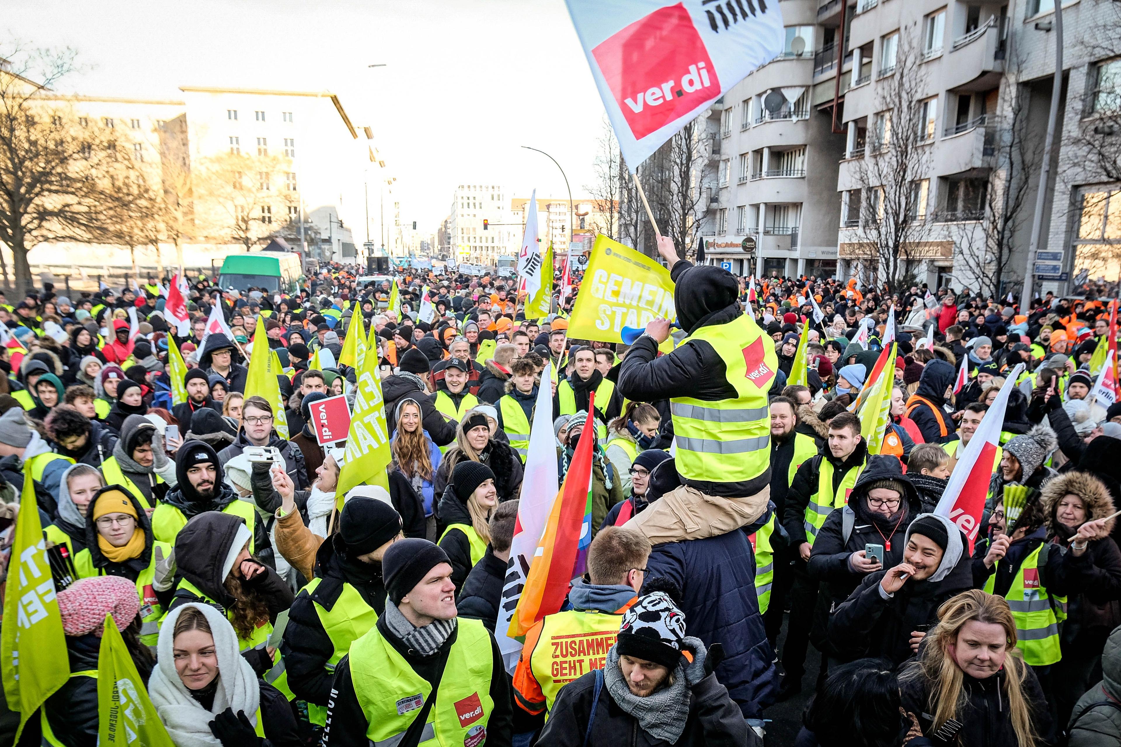 Nachdem die erste Tarifrunde im öffentlichen Dienst ergebnislos blieb, traten Beschäftigte letzten Monat in den Warnstreik, Berlin, 09. Februar 2023.