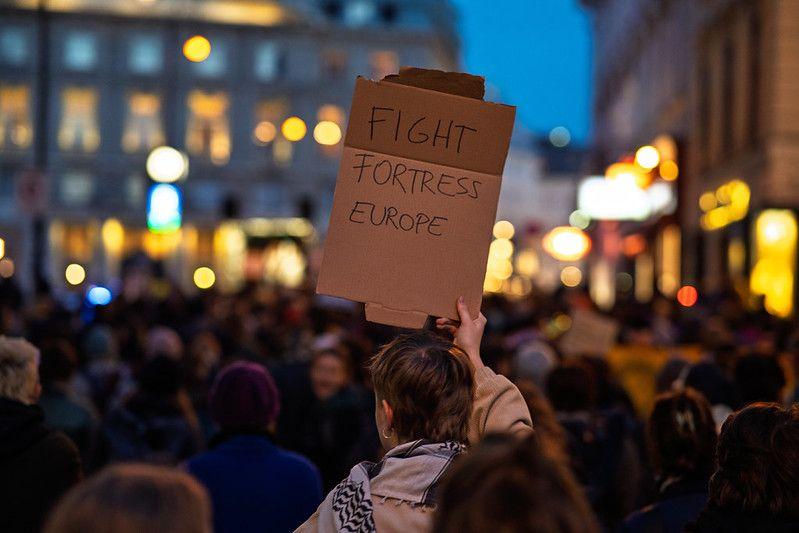 Im Herbst protestierten in Wien mehrere hundert Menschen gegen das International Centre for Migration Policy Development.