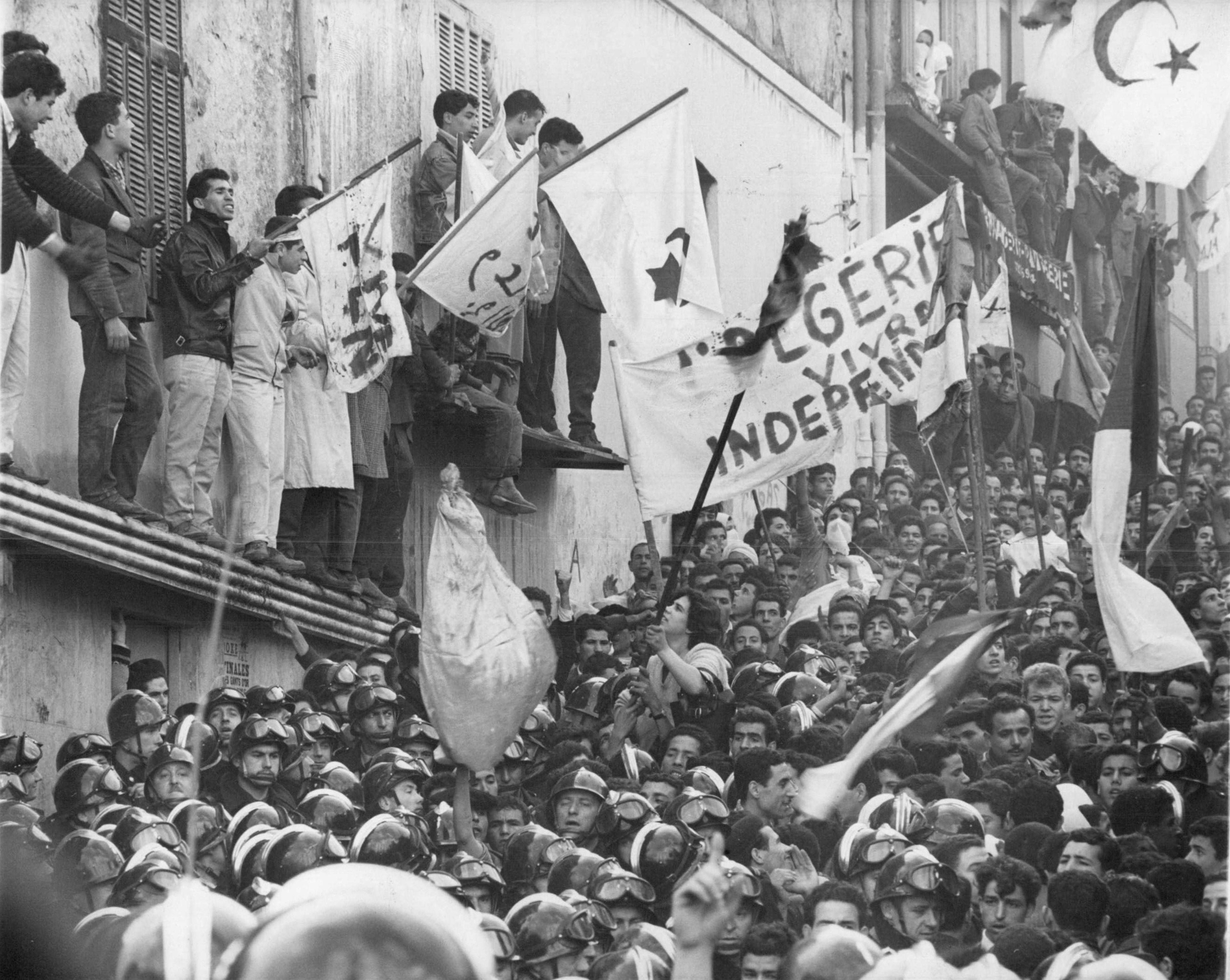 Algerier und Algerierinnen demonstrieren für die Unabhängigkeit ihres Landes auf den Straßen von Algiers, 12. Dezember 1960.