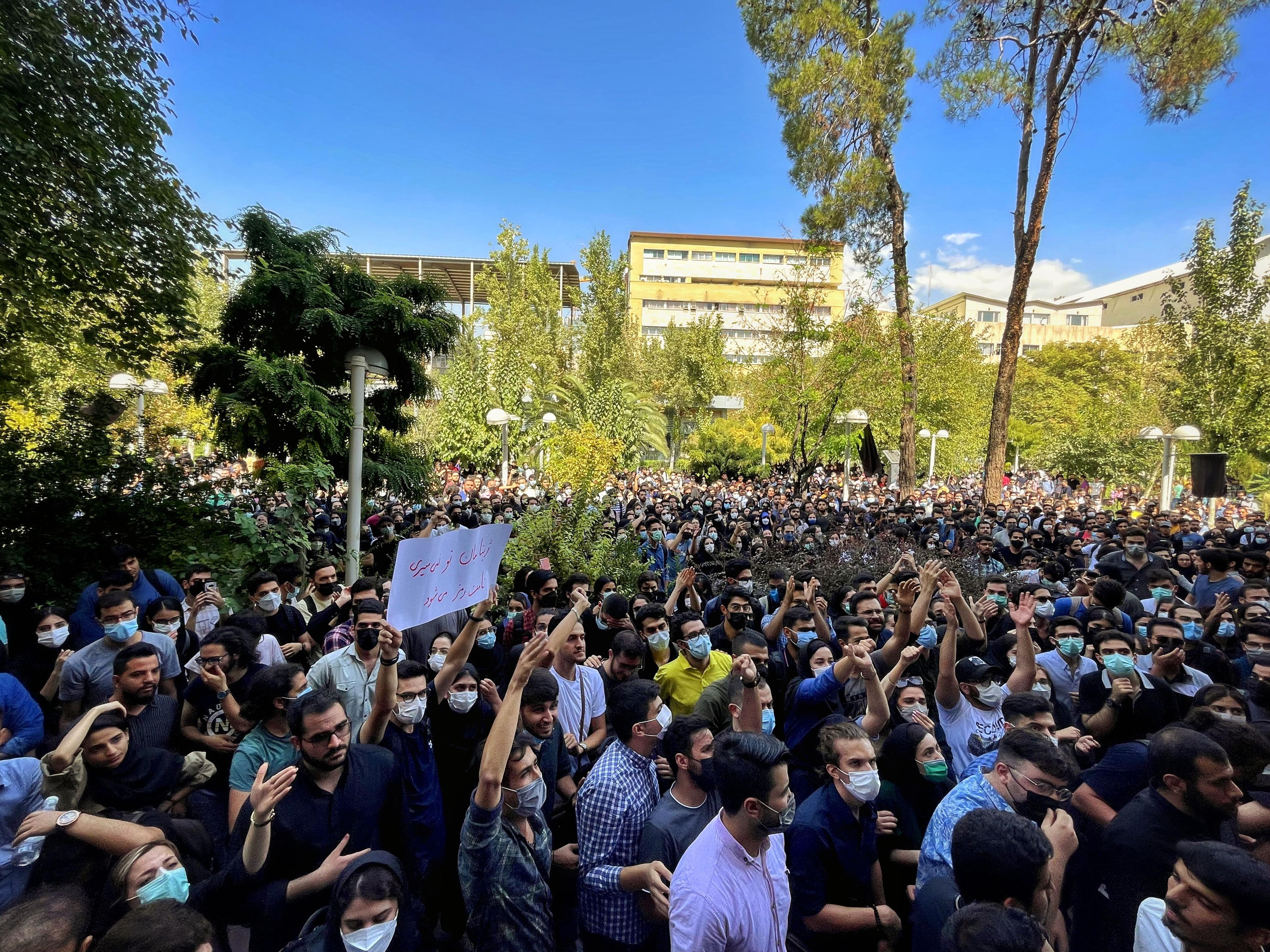 Studierende der Amir Kabir Universität protestieren gegen den Hidschab und die Islamische Republik.