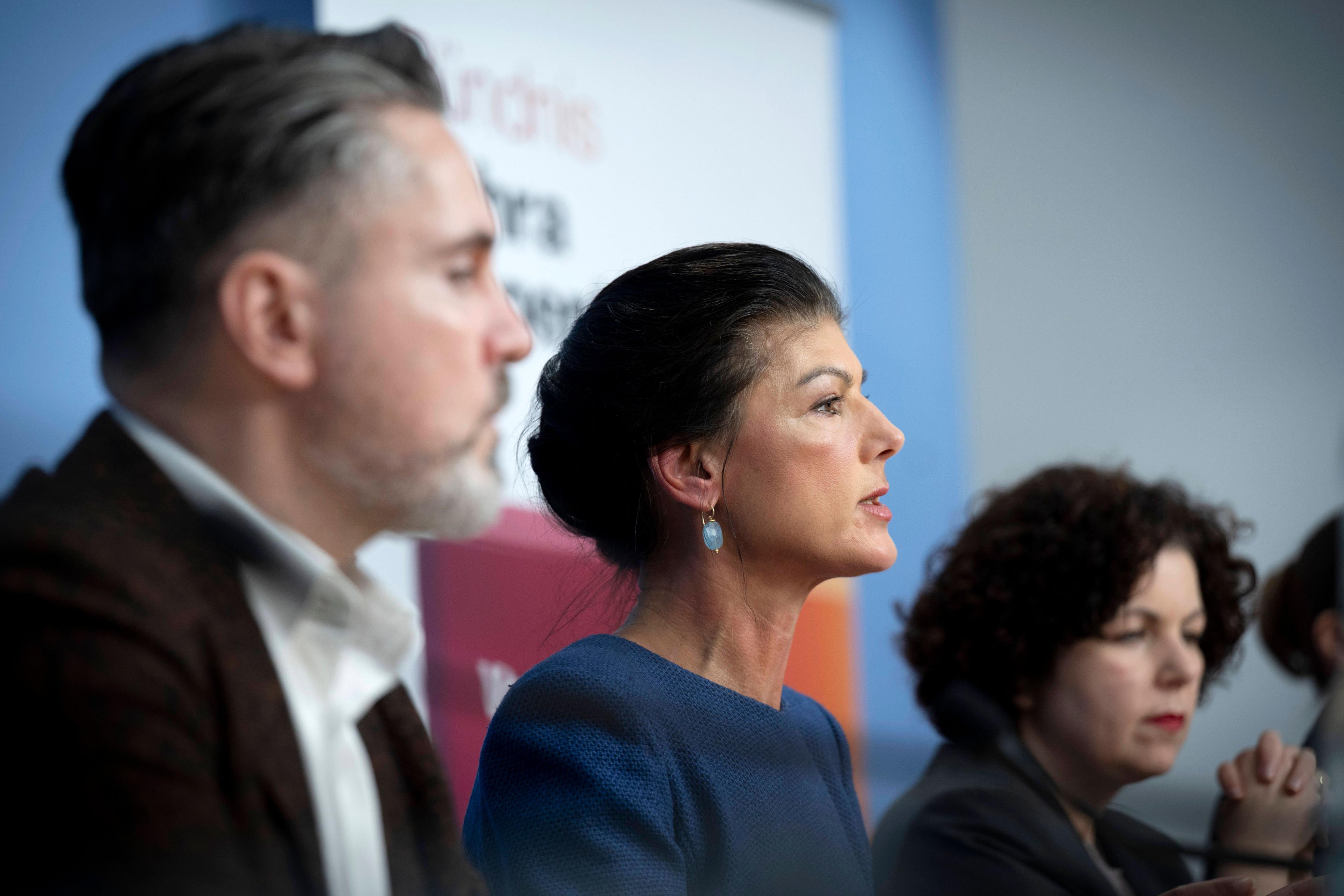 Fabio De Masi, Sahra Wagenknecht und Amira Mohamed Ali auf der Pressekonferenz zur Neuaufstellung des BSWs in Berlin, 10. November 2025.