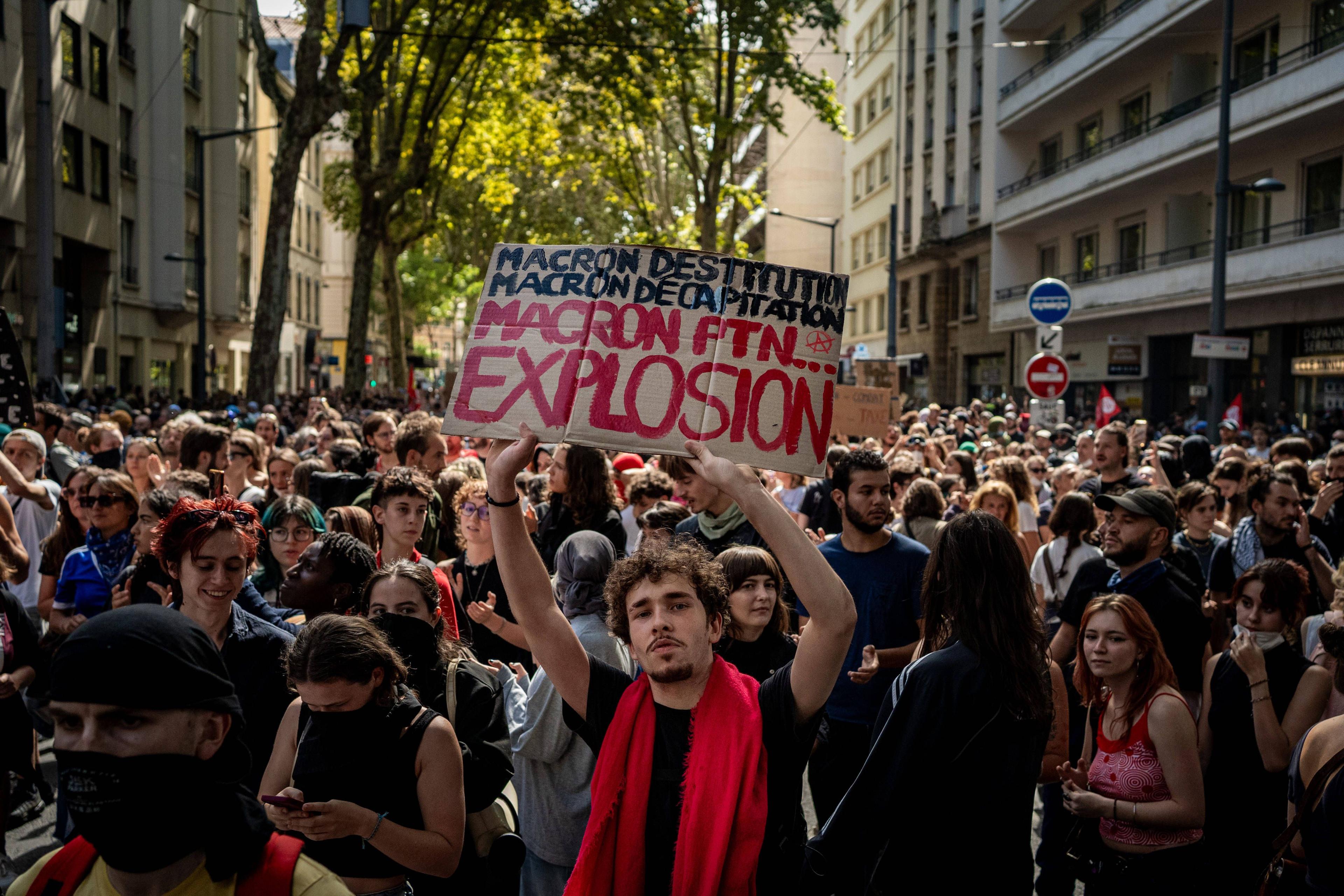 Tausende versammeln sich auf dem Place Guichard in Lyon, um gegen die Regierung und die Politik von Emmanuel Macron zu protestieren, 10. September 2025.