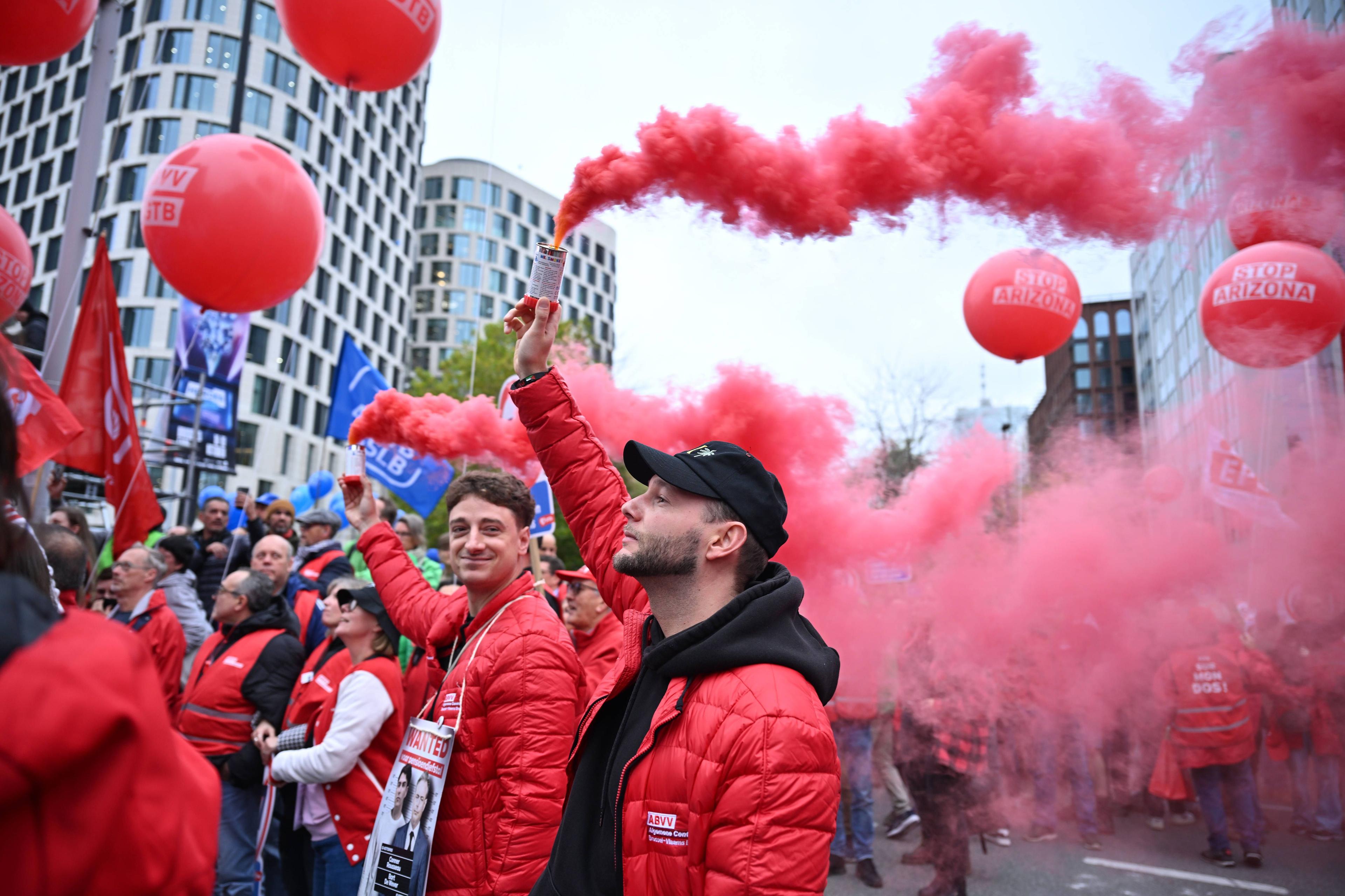 Gewerkschafter marschieren durch Brüssel während eines Generalstreiks gegen die Kürzungspläne der belgischen Regierung, 14. Oktober 2025.