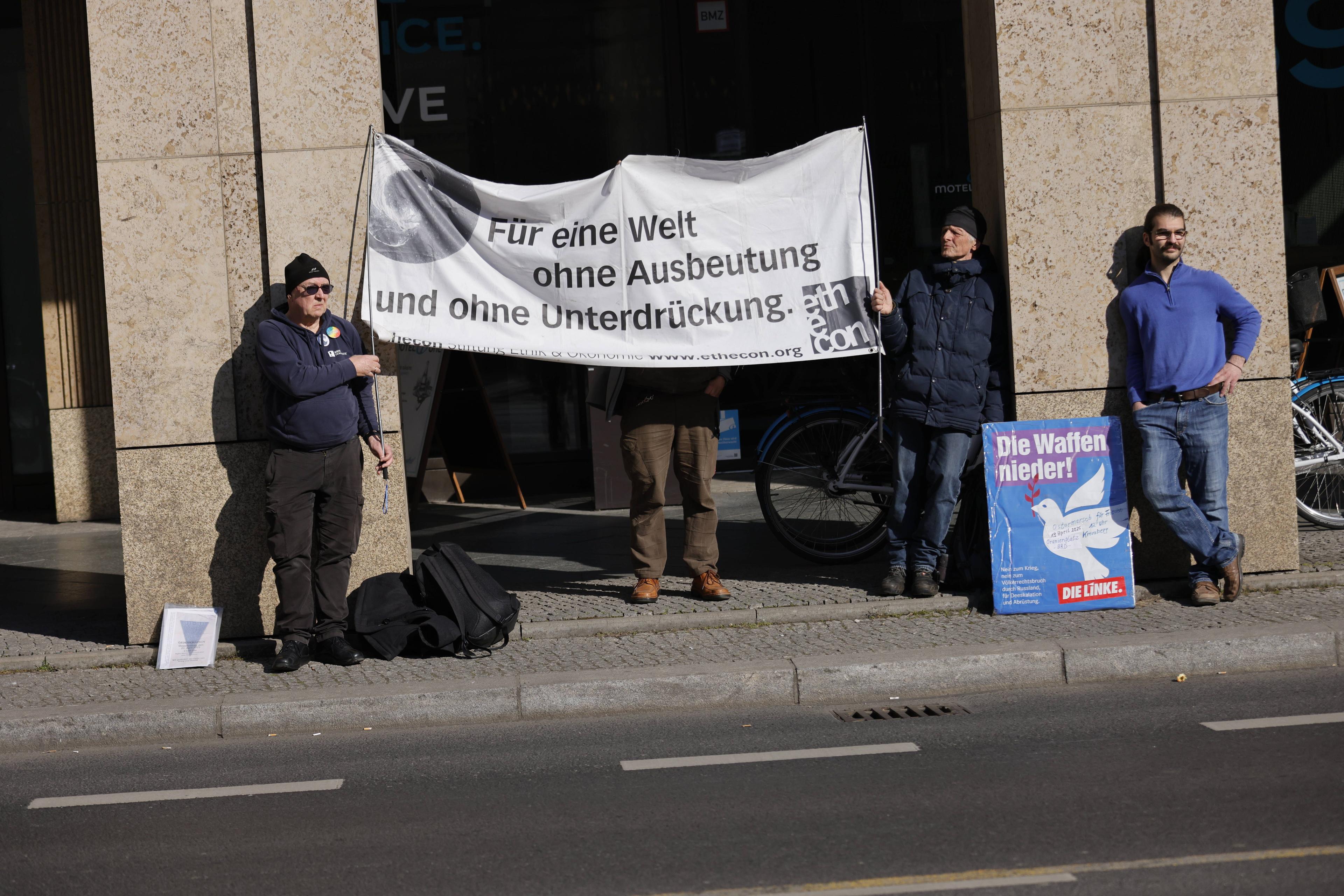 Demonstration von Friedensbewegten am Rande der Bundesratssitzung in Berlin, 21. März 2025.