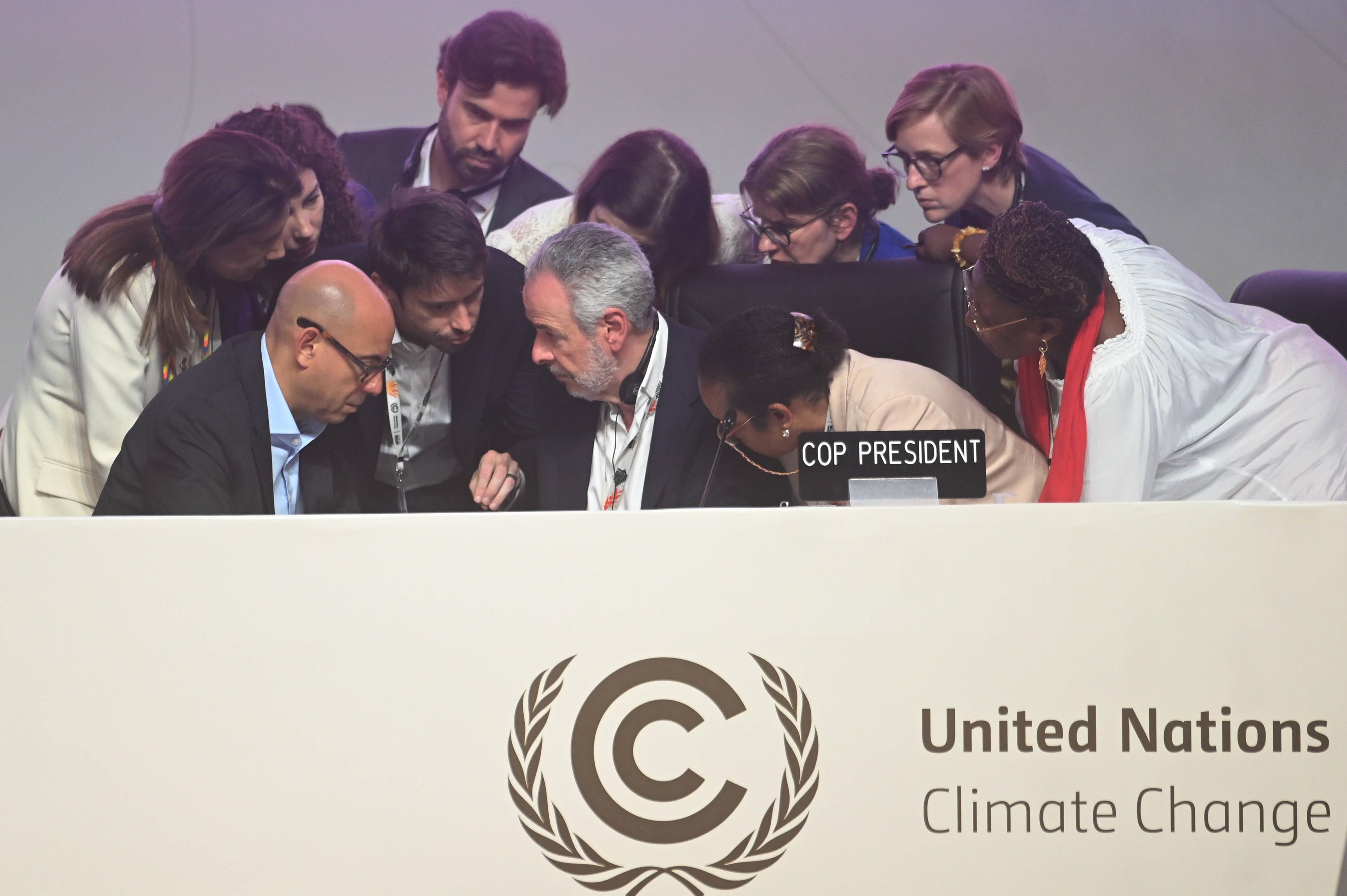 COP30-Präsident André Corrêa do Lago diskutiert mit UNFCCC-Exekutivsekretär Simon Stiell und anderen Mitarbeitern während einer Plenarsitzung in Belém, Brasilien, 22. November 2025.