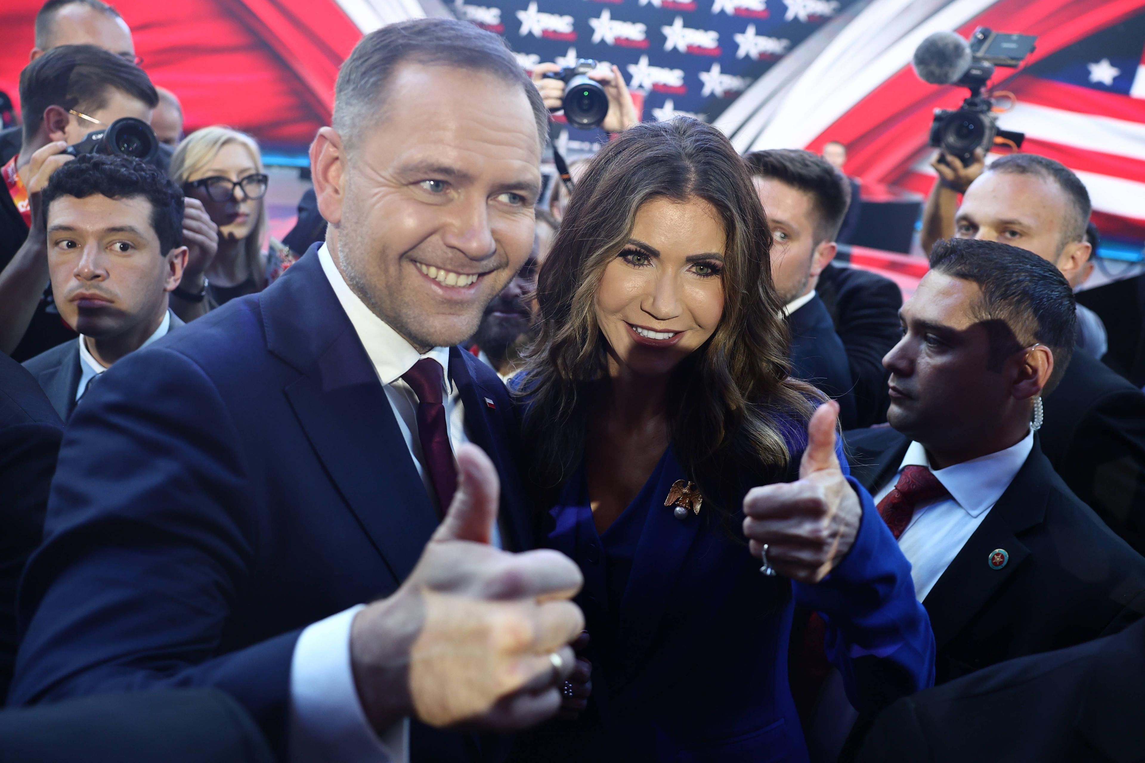 Der polnische Präsident Karol Nawrocki und Kristi Noem, damalige US-Ministerin für Innere Sicherheit, posieren für die Kamera bei CPAC Poland, 27. Mai 2025.