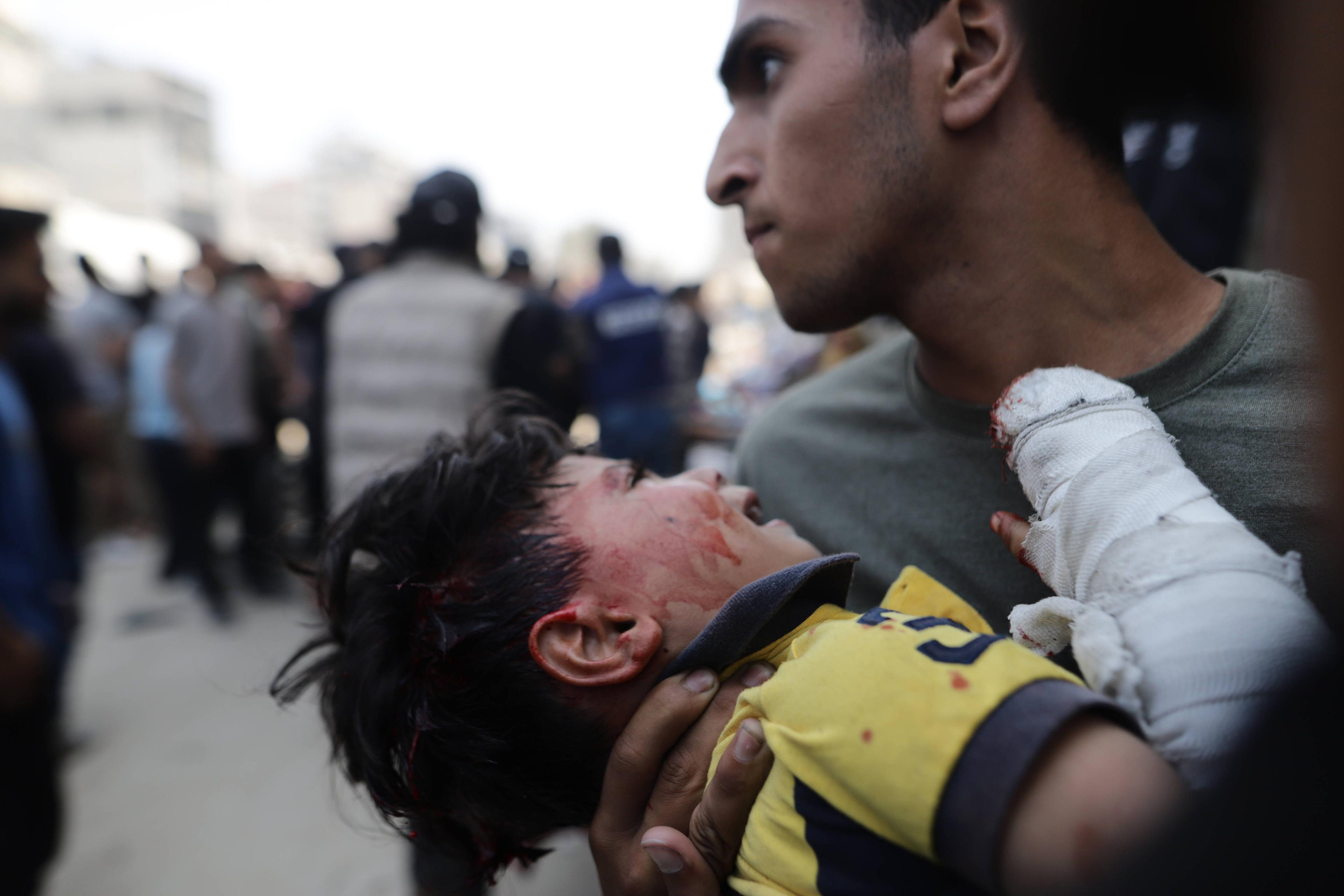 Ein Kind wird aus den Trümmern eines Gebäudes gerettet nach israelischen Luftangriffen in Gaza-Stadt, bei denen sieben Menschen getötet wurden, 3. Juni 2025