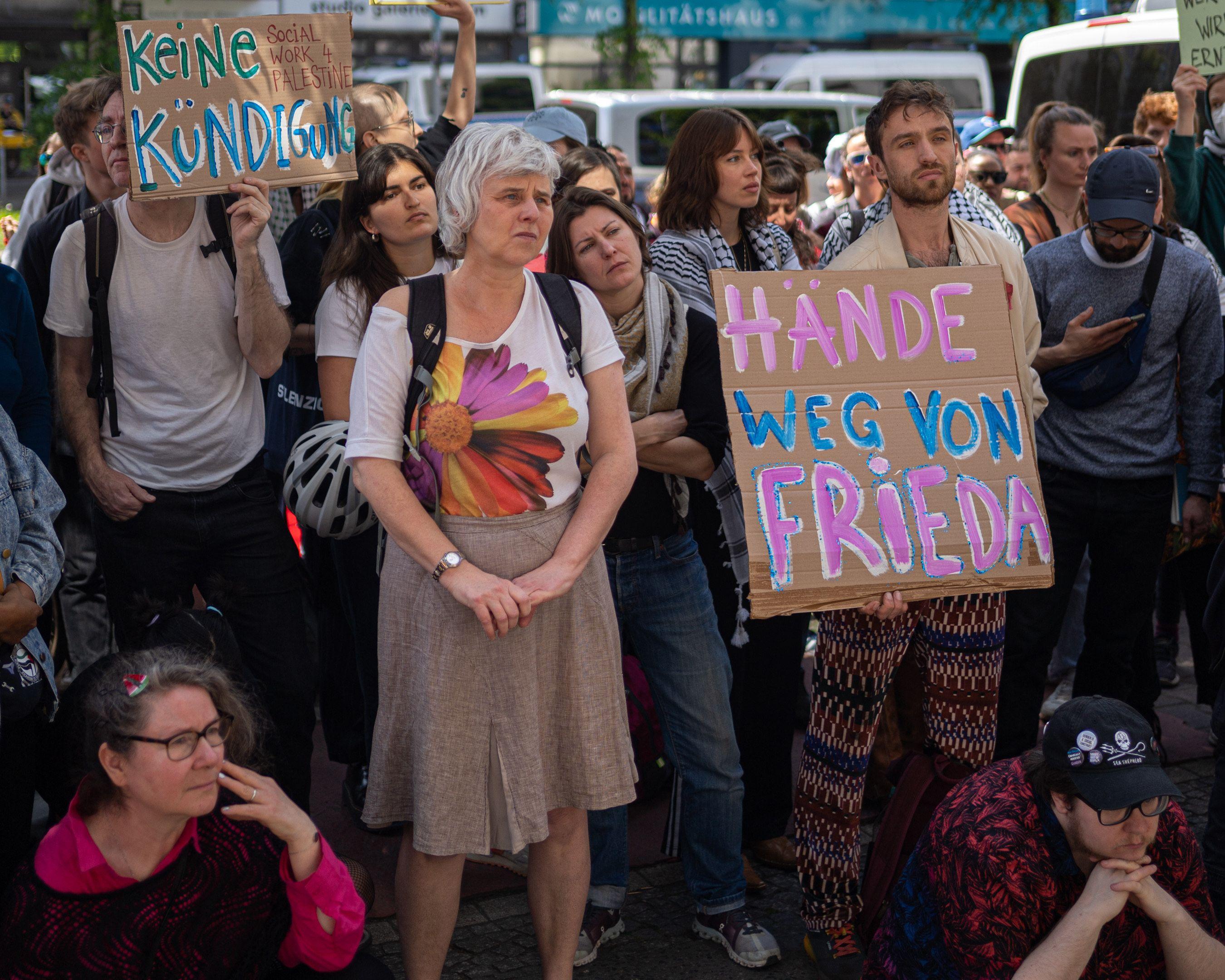 Protest gegen die Schließung der zwei Mädchenzentren vor dem Bezirksamt Friedrichshain-Kreuzberg, 29. April 2024.