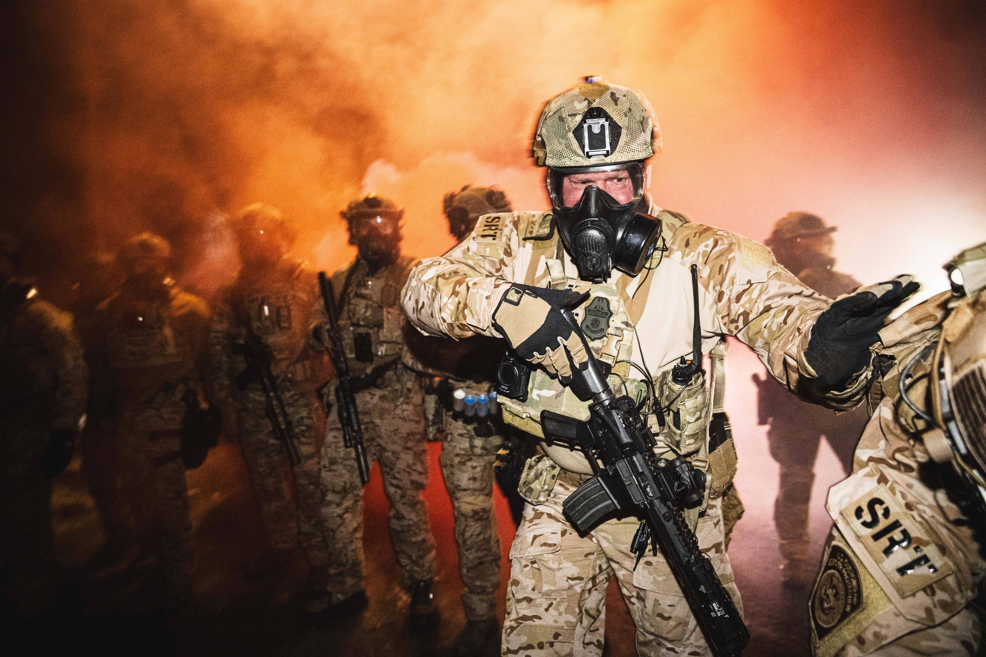 Bundespolizisten greifen Demonstranten an, die gegen gewaltsame ICE-Razzien protestieren, Minneapolis, USA, 14. Januar 2026.
