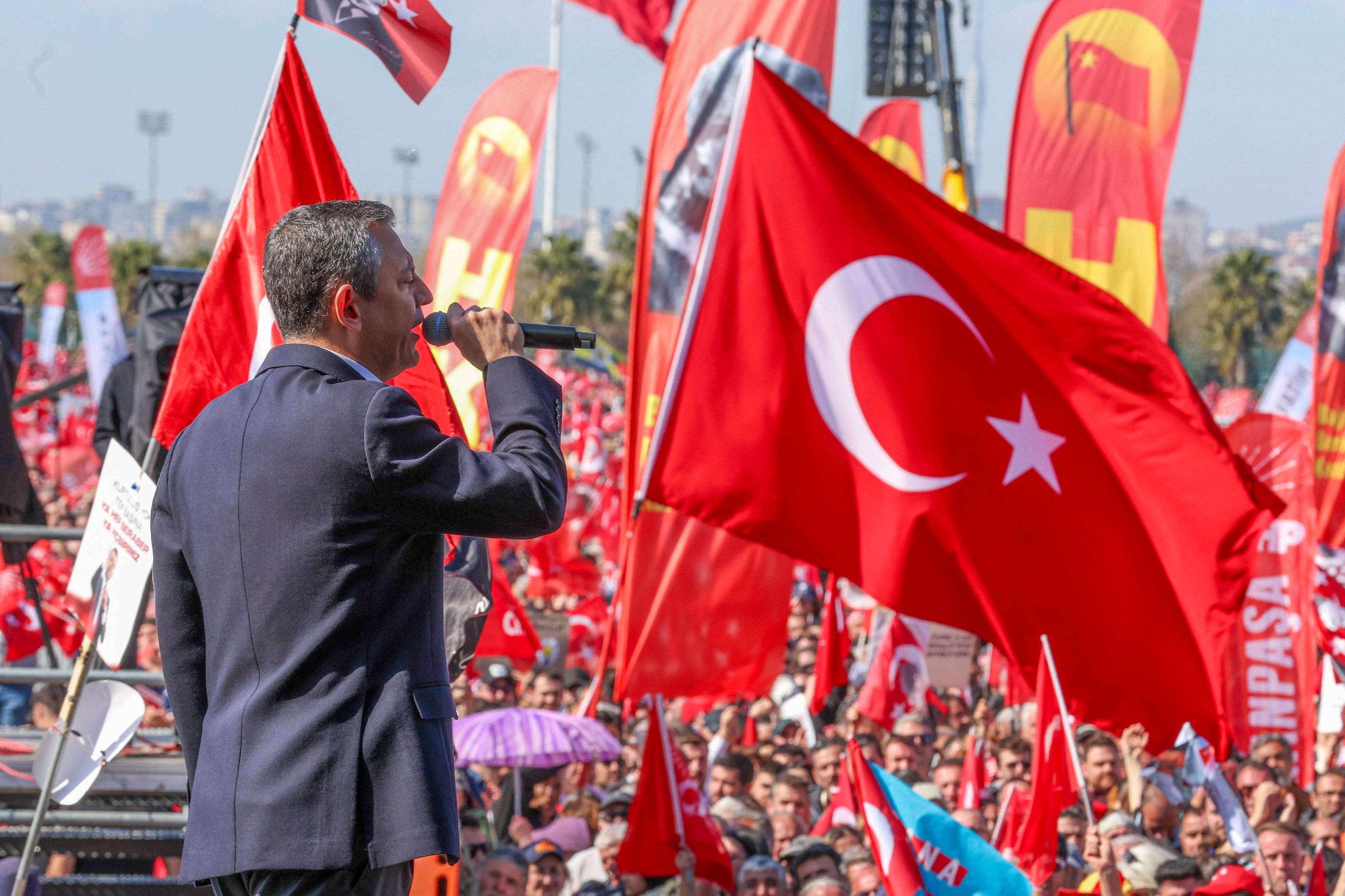 Der CHP-Vorsitzende Özgür Özel spricht während einer Massenprotestkundgebung zur Unterstützung des verhafteten Bürgermeisters von Istanbul, Ekrem İmamoğlu, 29. März 2025.