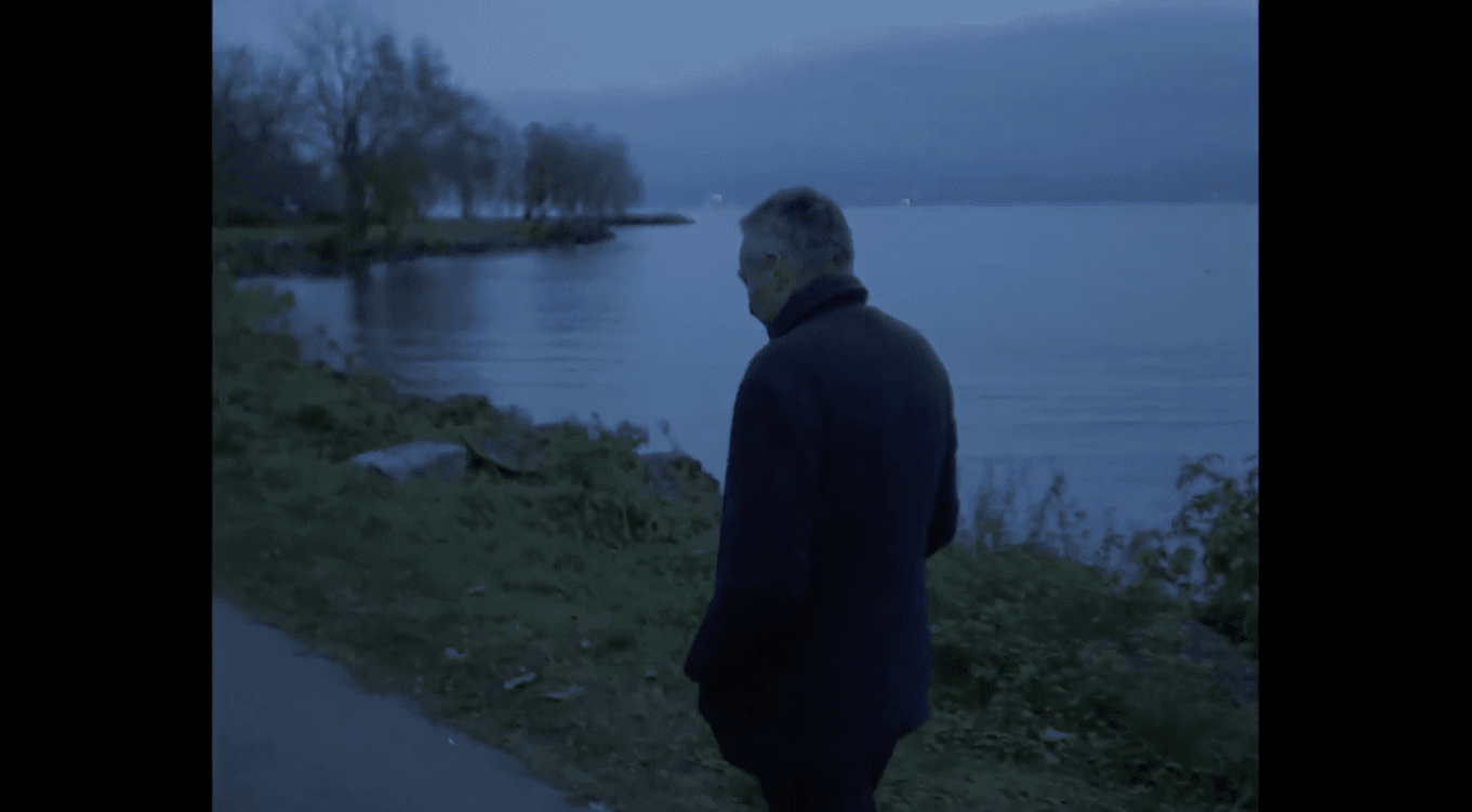 »Das Wort Revolution ist für uns, Franzosen, kein vages Wort«, sinniert der Protagonist am Genfer See.