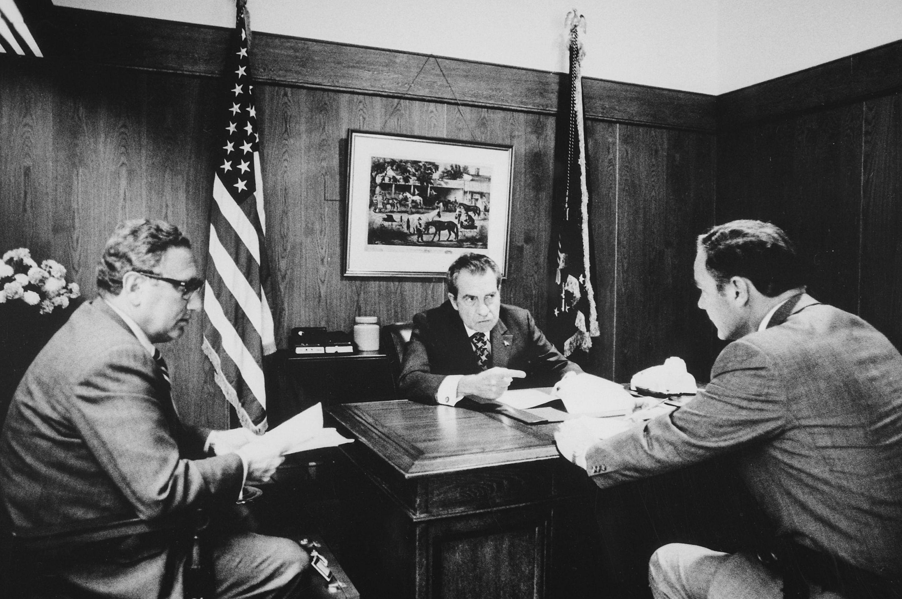 US-Präsident Richard Nixon trifft im November 1972 in Camp David mit Henry Kissinger (links) und Generalmajor Alexander Haig, dem stellvertretenden nationalen Sicherheitsberater, zusammen, um die Lage in Vietnam zu besprechen.