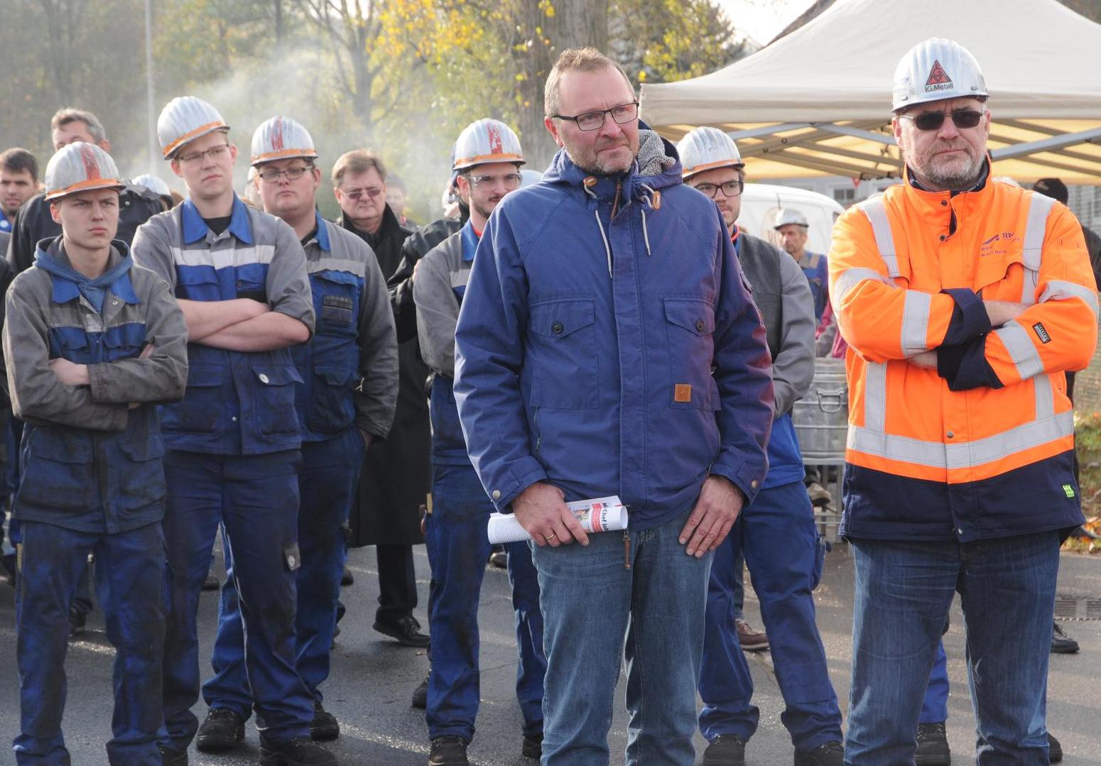 Betriebsrat Karl-Heinz König (rechts im Bild), Udo Fechtner, 2. Bevollmächtigter der IG Metall Amberg und die Belegschaft des Rohrwerk Maxhütte.