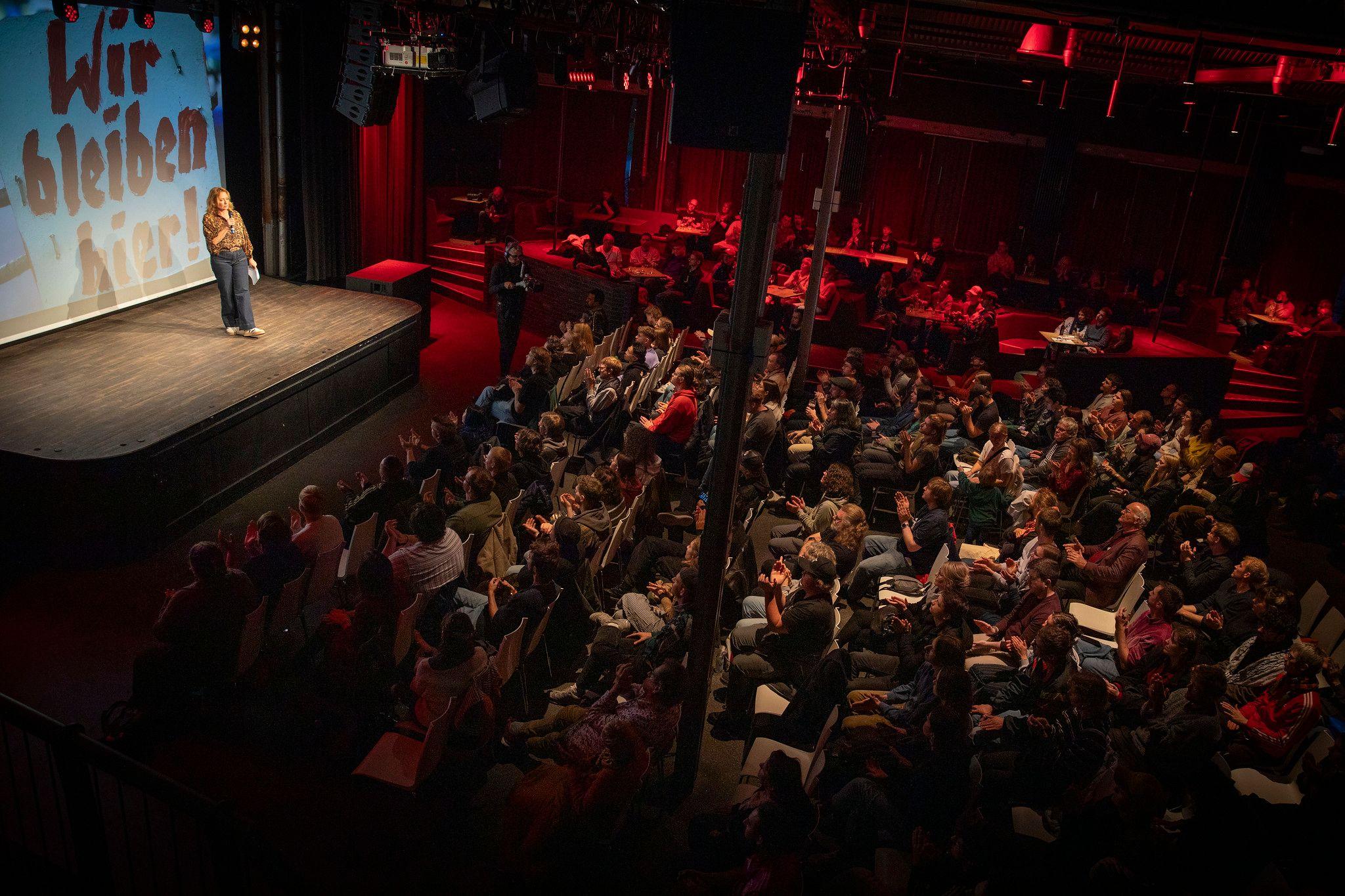 Linke-MdB Caren Lay spricht auf der »großen Mietenrallye« der Linken in Berlin, 2. Oktober 2025.