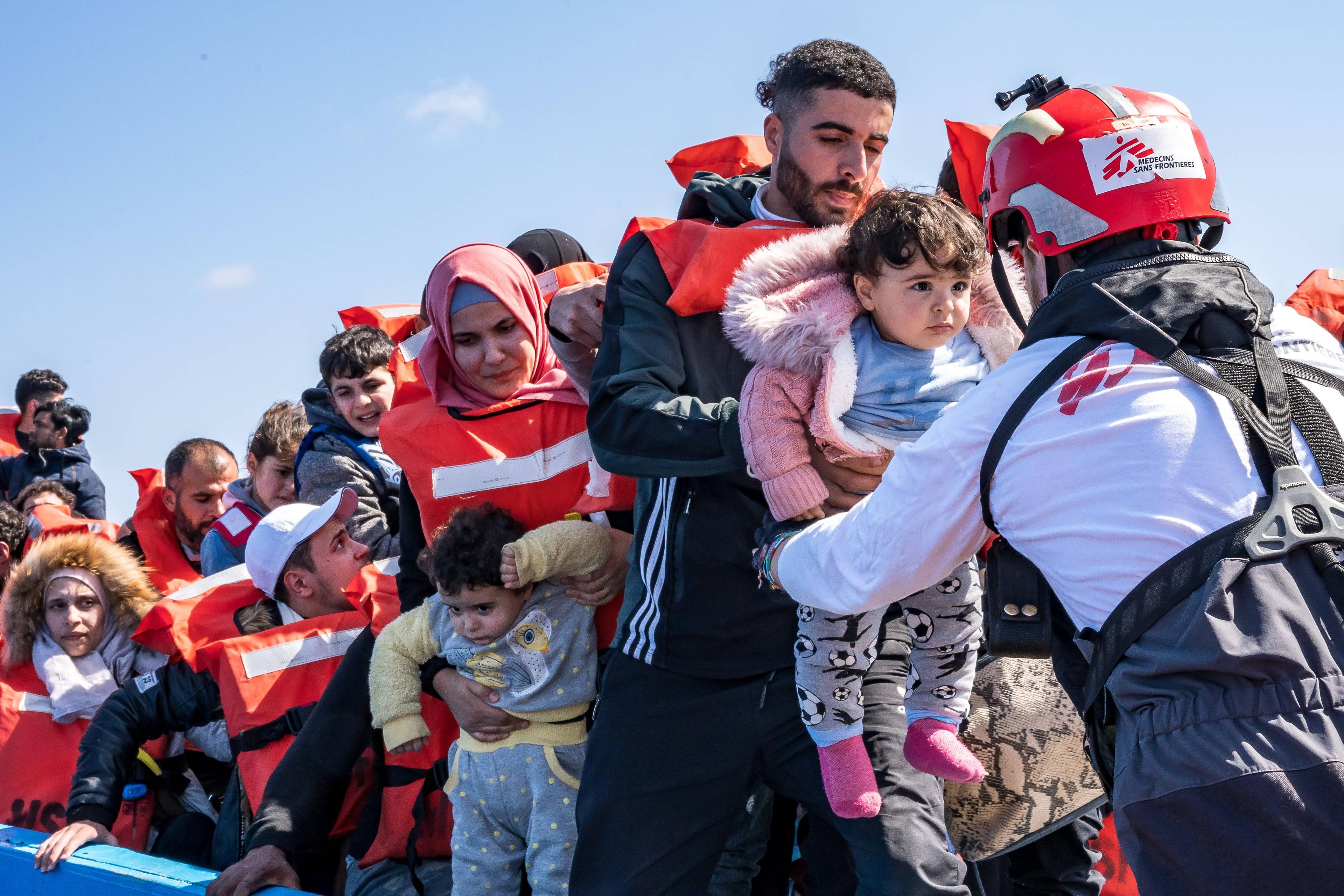 Ein Schiff von Ärzte ohne Grenzen rettet Geflüchtete auf ihrem Weg von Libyen nach Italien, 16. März 2024.