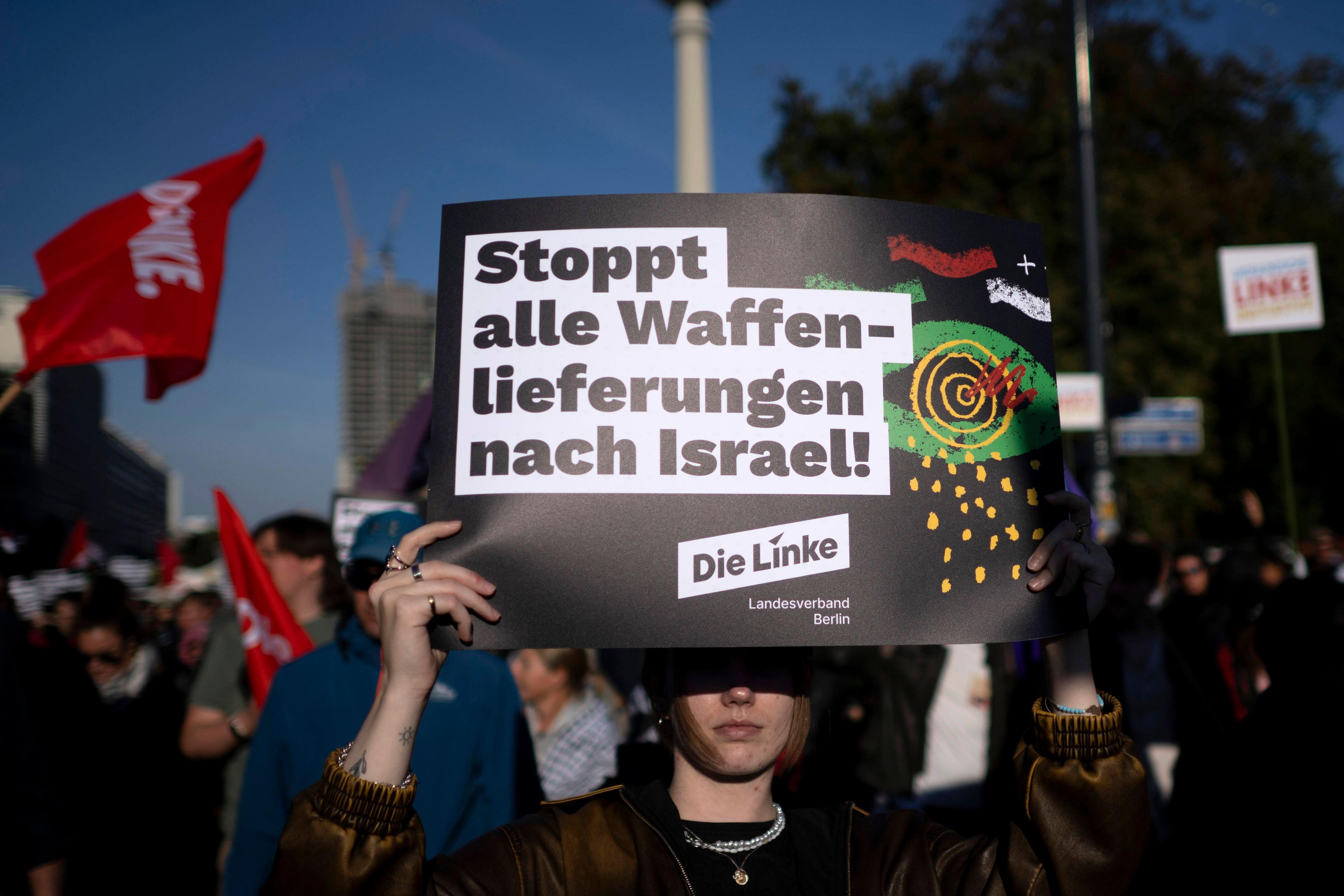 Plakate der Linken waren präsenter als sonst auf der Demonstration »All Eyes on Gaza« am 27. September in Berlin.