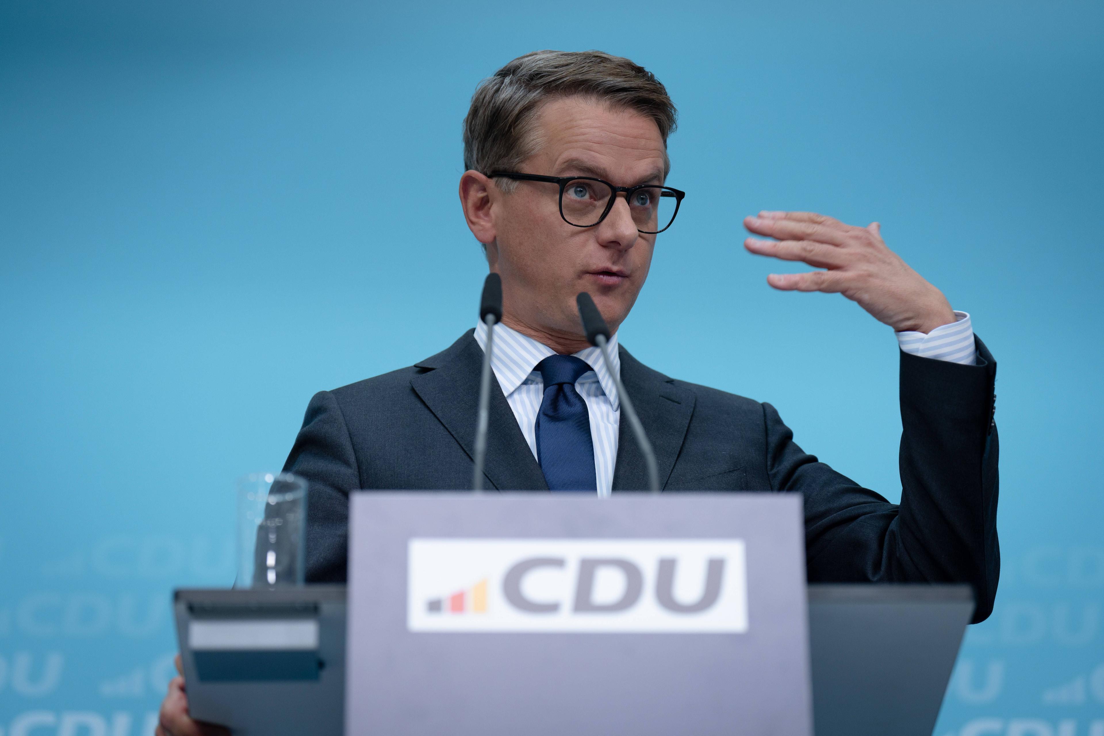 Carsten Linnemann spricht auf einer Pressekonferenz im Konrad-Adenauer-Haus, Berlin, 6. Oktober 2025.