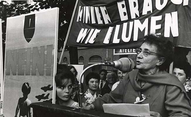 Margarete Schütte-Lihotzky als Rednerin, Frauen gegen Atomrüstung und Krieg, Wien, 1961 Foto: Oscar Horowitz.