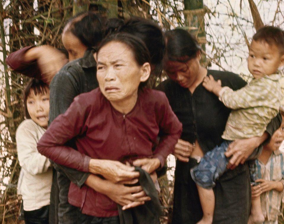 Frauen und Kinder aus Mỹ Lai, kurz bevor US-Soldaten sie massakrierten.