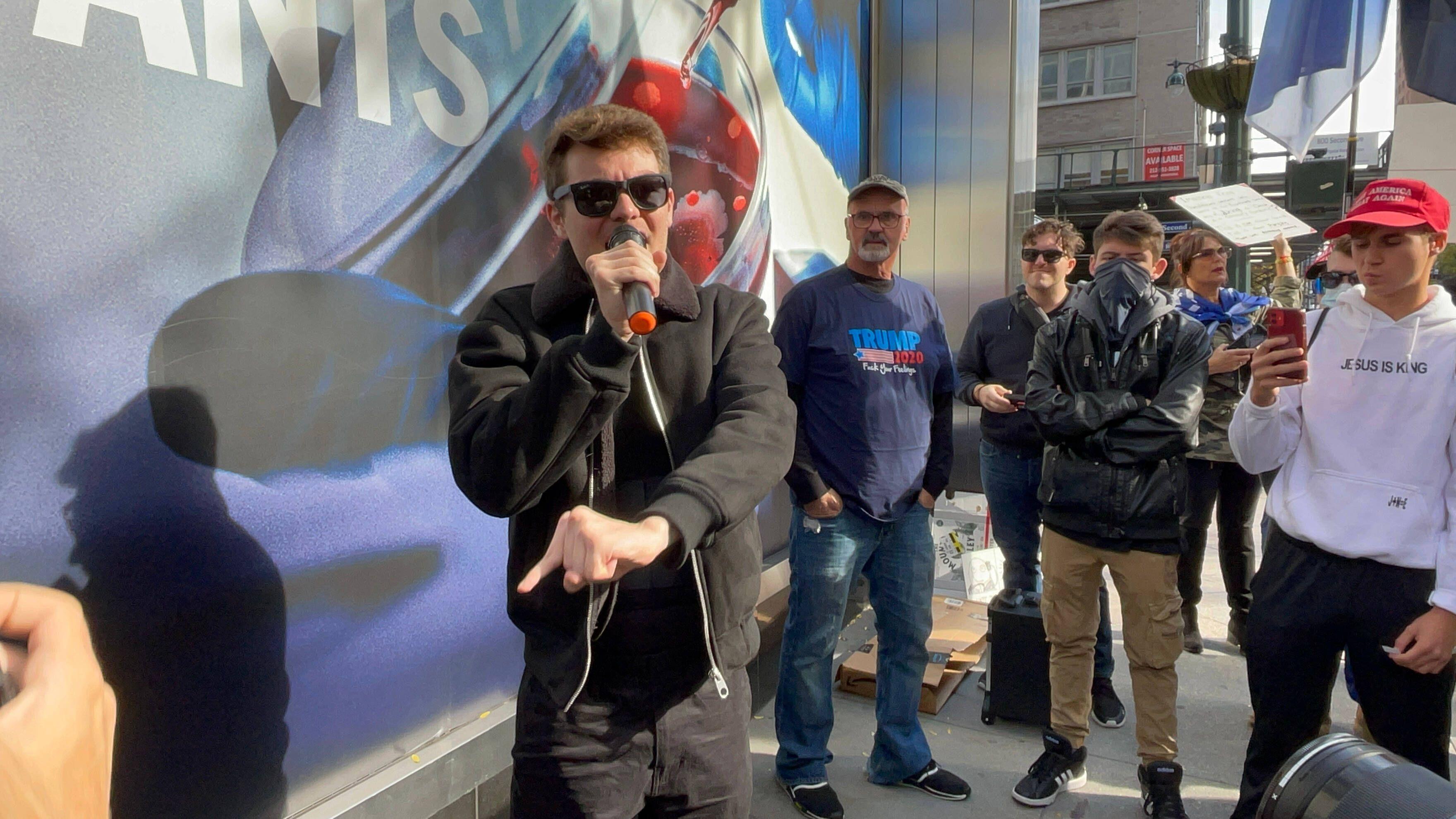 Der rechtsextreme politische Kommentator und selbsternannte »Incel« Nick Fuentes spricht bei einer Kundgebung in New York City, 13. November 2021.