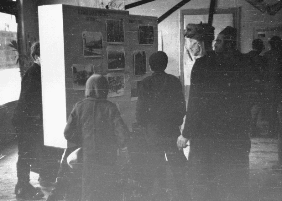 Detail aus der Ausstellung der Partisanenfotografie in Livno, Bosnien und Herzegowina, 27. November 1943. Urheber unbekannt. (Mit freundlicher Genehmigung des Museums der Revolution der Völker und Nationalitäten Jugoslawiens / znaci.net). Diese Ausstellung wurde zu Ehren der zweiten Sitzung des Antifaschistischen Rates der Nationalen Befreiung Jugoslawiens organisiert. Aufgrund der schlechten Produktionsbedingungen war es extrem schwierig, Abzüge der Fotografien zu erstellen. Daher wurden sie in der Regel für Wandzeitungen und Ausstellungen verwendet, die in den befreiten Gebieten und manchmal sogar in Wäldern stattfanden.