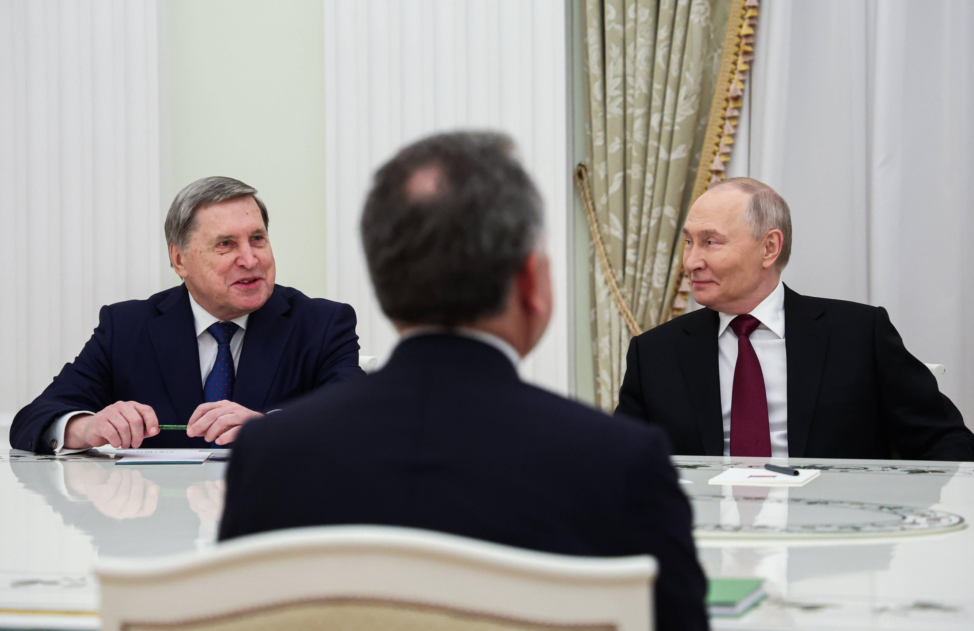 Der russische Präsident Wladimir Putin und sein Berater Juri Uschakow beim Gespräch mit Sonderbeauftragter des US-Präsidenten Steve Witkoff in Moskau, 2. Dezember 2025.