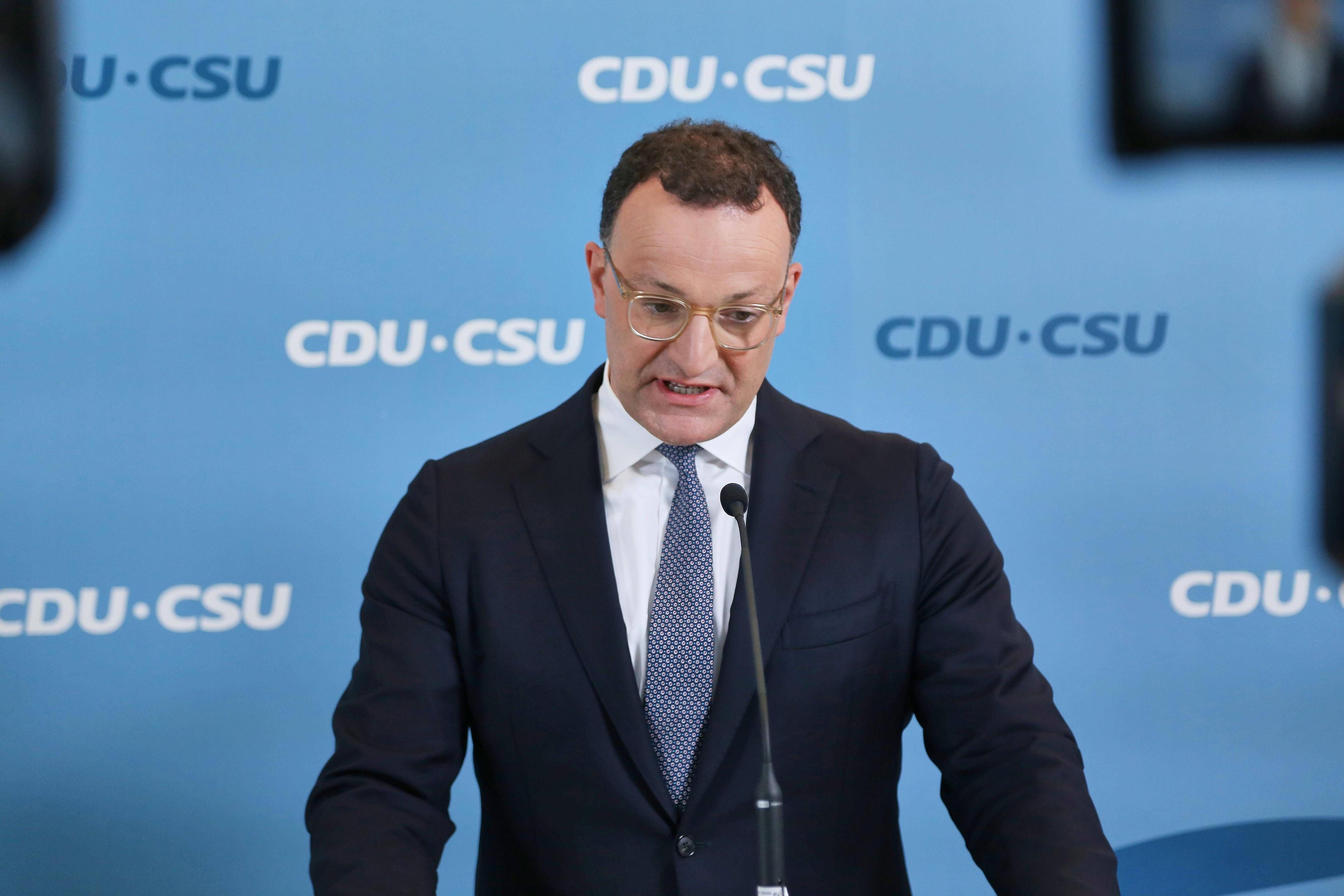 Wer hätte es gedacht: Jens Spahn ist doch noch zurückgetreten, zumindest als Fraktionschef.