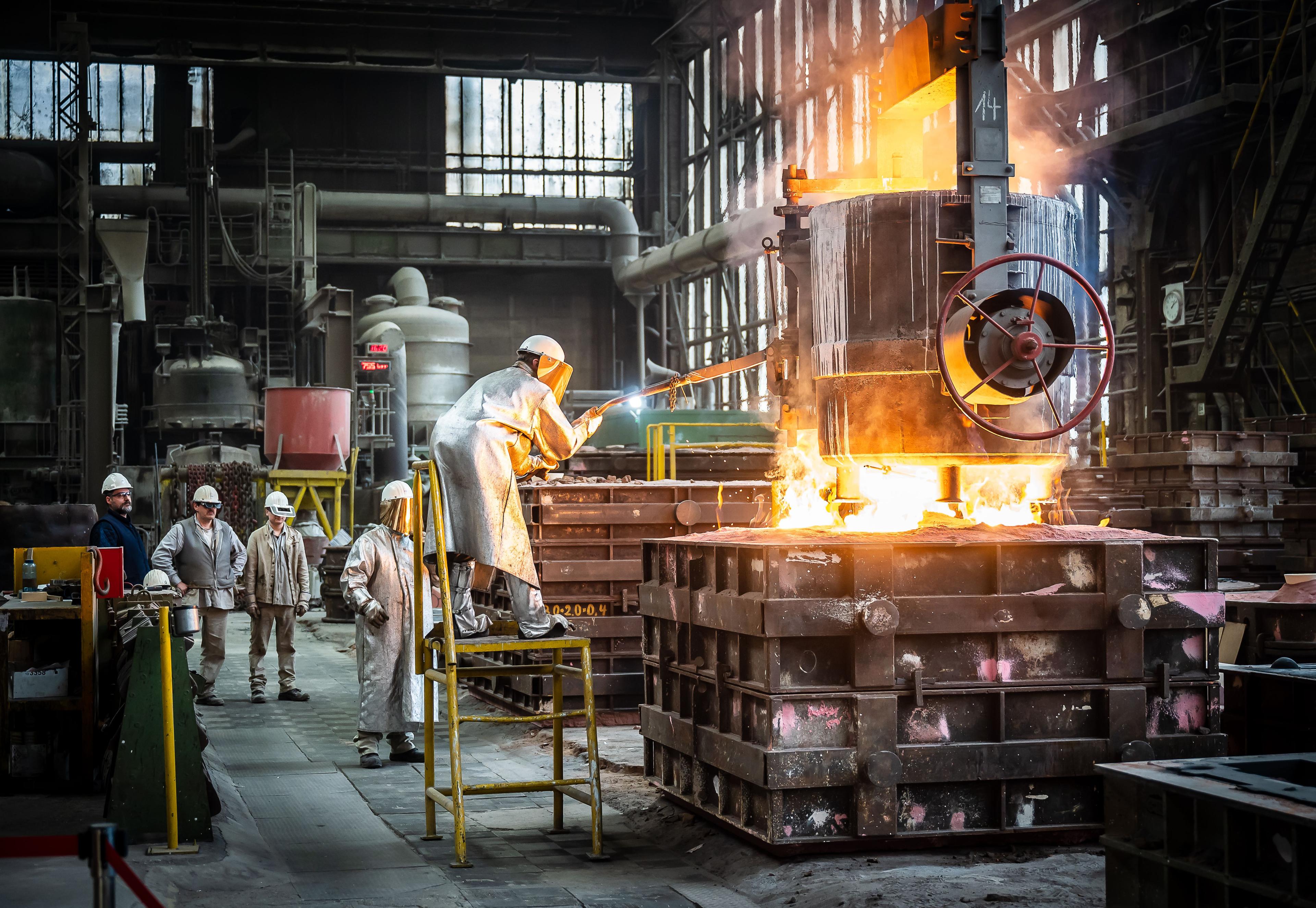 Gießer in der FWH Stahlguss GmbH in Mülheim an der Ruhr lassen Stahl in eine Gussform fließen, 24. November 2023.