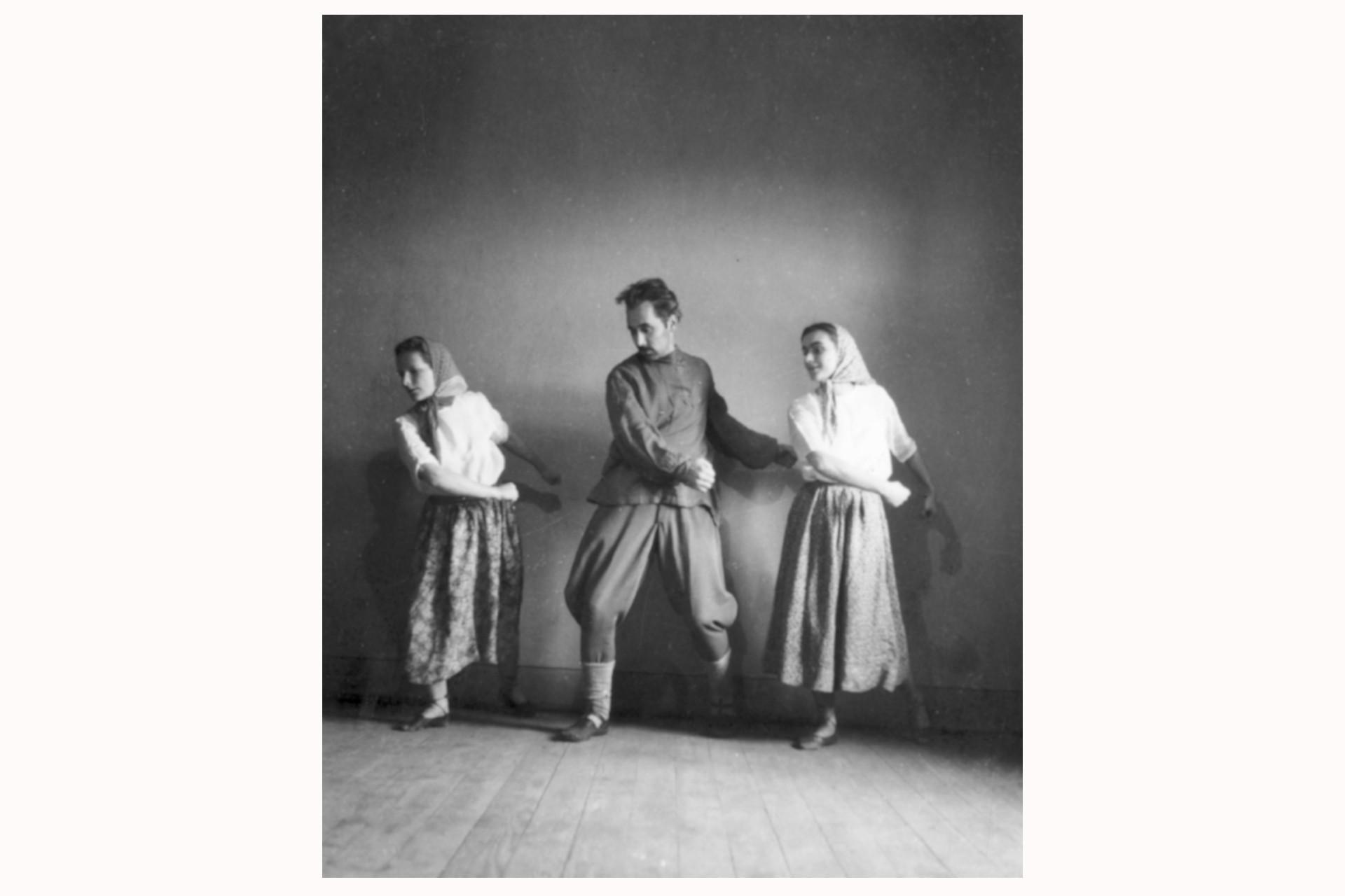 Mitglieder des Theaters der Nationalen Befreiung Jugoslawiens während der Probe für ein Theaterstück zu Ehren der zweiten Sitzung des Antifaschistischen Rates der Nationalen Befreiung Jugoslawiens in Jajce, 1943. Fotografiert von Žorž Skrigin. Von links nach rechts: Sängerin, Tänzerin, Choreografin und Opernregisseurin Anika Radosevic, Fotograf und Balletttänzer Žorž Skrigin und Schauspielerin Nada Borozan. Skrigin verließ Zagreb zusammen mit einer Gruppe von Kulturschaffenden des Kroatischen Nationaltheaters am 22. April 1942. Daraufhin gründete er die erste Kulturinstitution der Partisanen, das Theater der Nationalen Befreiung Jugoslawiens. Skrigin war nicht nur ein prominenter Balletttänzer im Theater, sondern auch Fotograf, der im Fotoklub Zagreb aktiv war.
