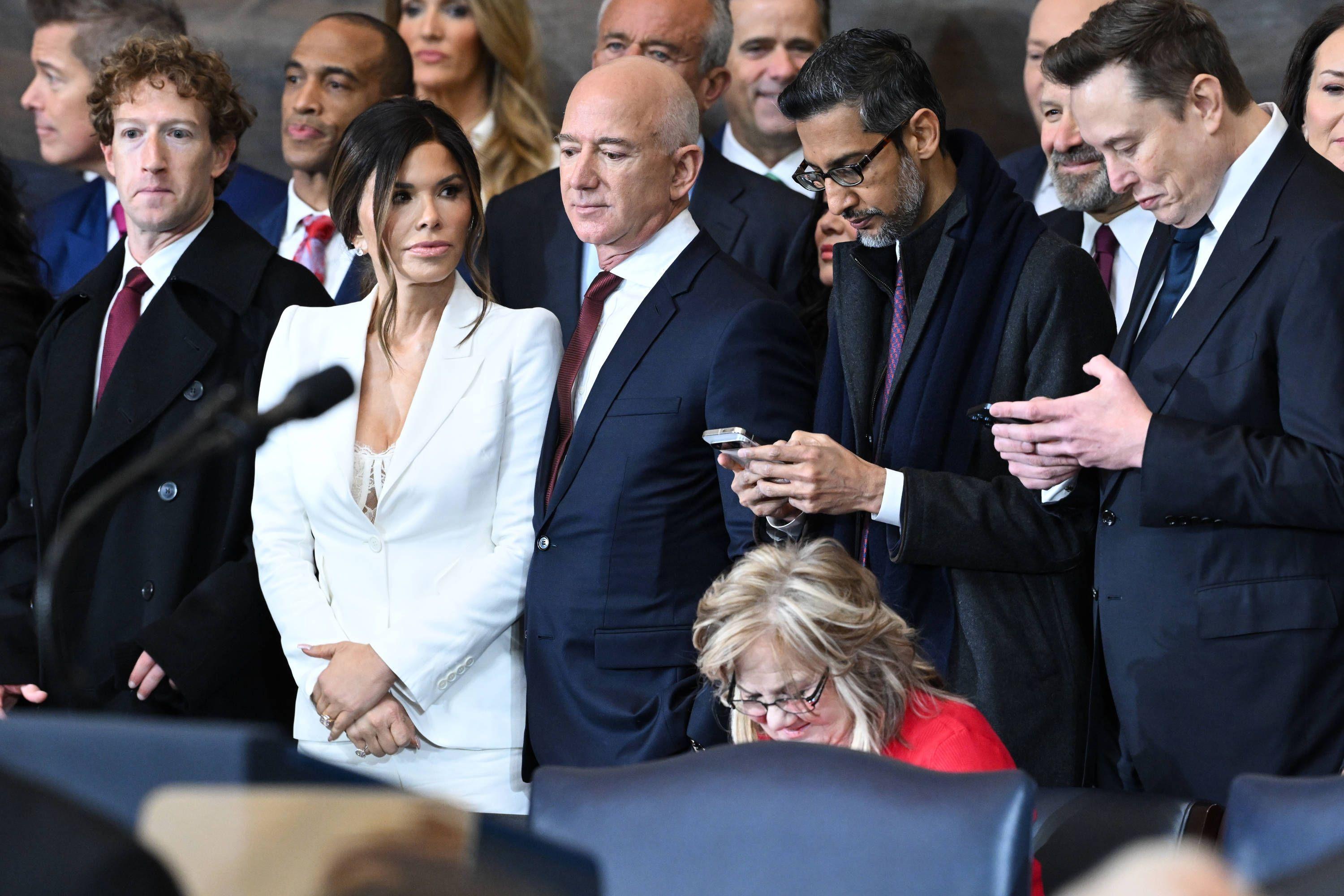 Mark Zuckerberg, Lauren Sanchez, Jeff Bezos, Sundar Pichai und Elon Musk nehmen an der Amtseinführungsfeier von Donald Trump in Washington, DC, teil, 20. Januar 2025.
