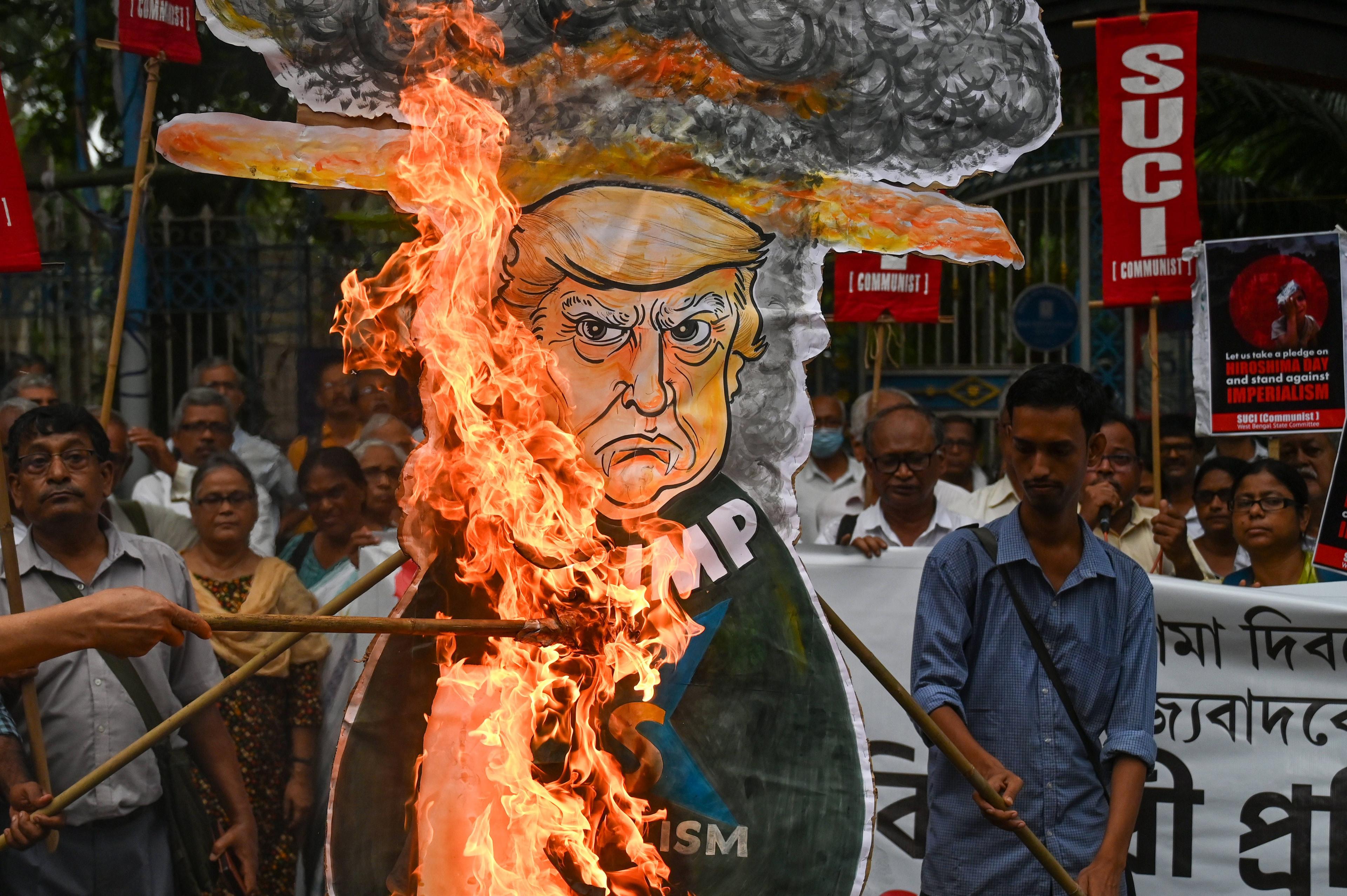 Aktivisten verbrennen eine Puppe von Donald Trump im Rahmen einer Friedenskundgebung zum 80. Jahrestag des Hiroshima-Tages in Kalkutta, 6. August 2025.