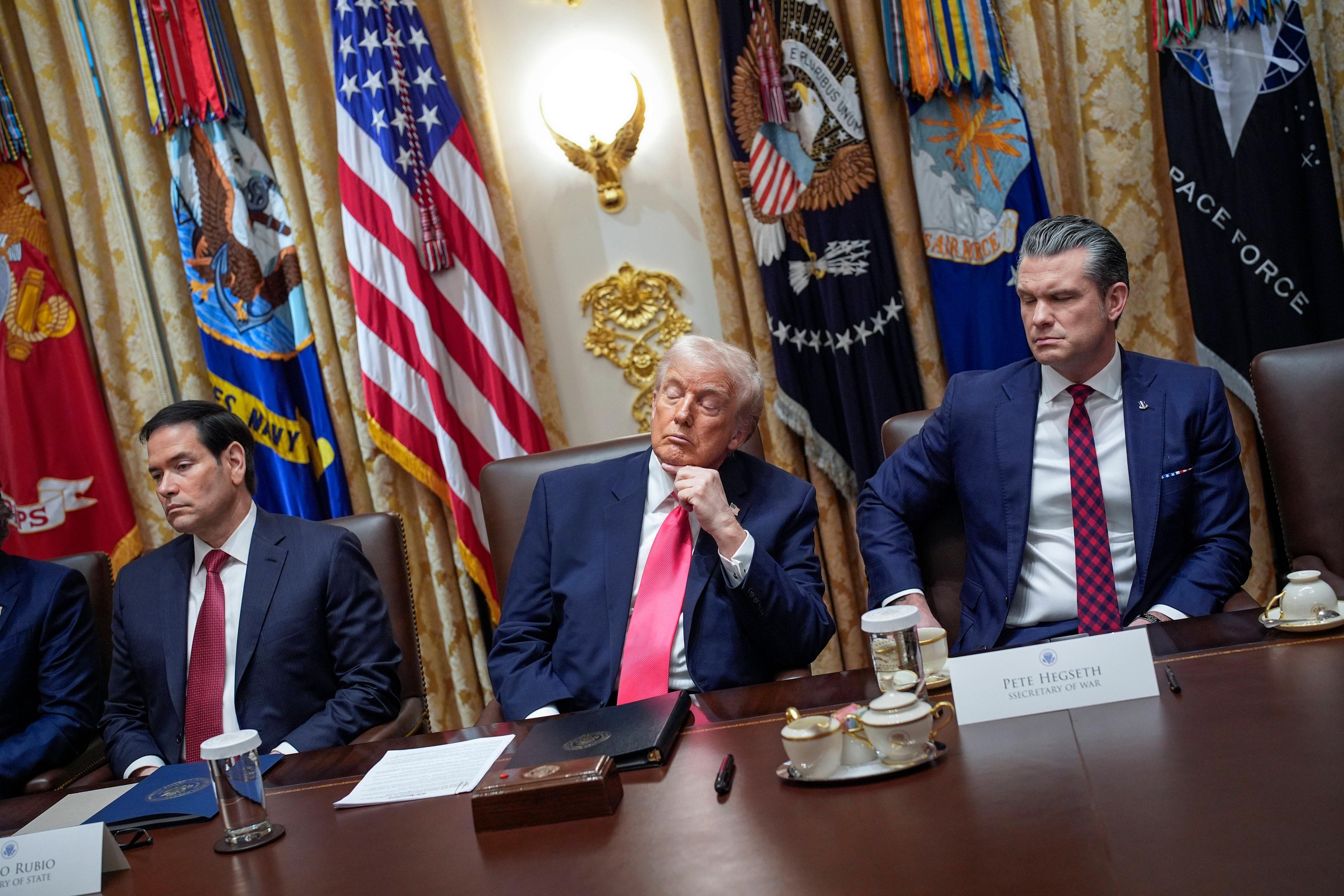 Donald Trump hält eine Eröffnungsrede während eines Treffens mit US-Außenminister Marco Rubio und US-Kriegsminister Pete Hegseth, 2. Dezember 2025.