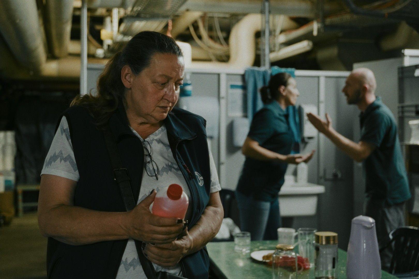 Sabine Thalau, Natasa Büttner und Meho Fejzic in einer Szene aus dem Film »Ich verstehe ihren Unmut«.