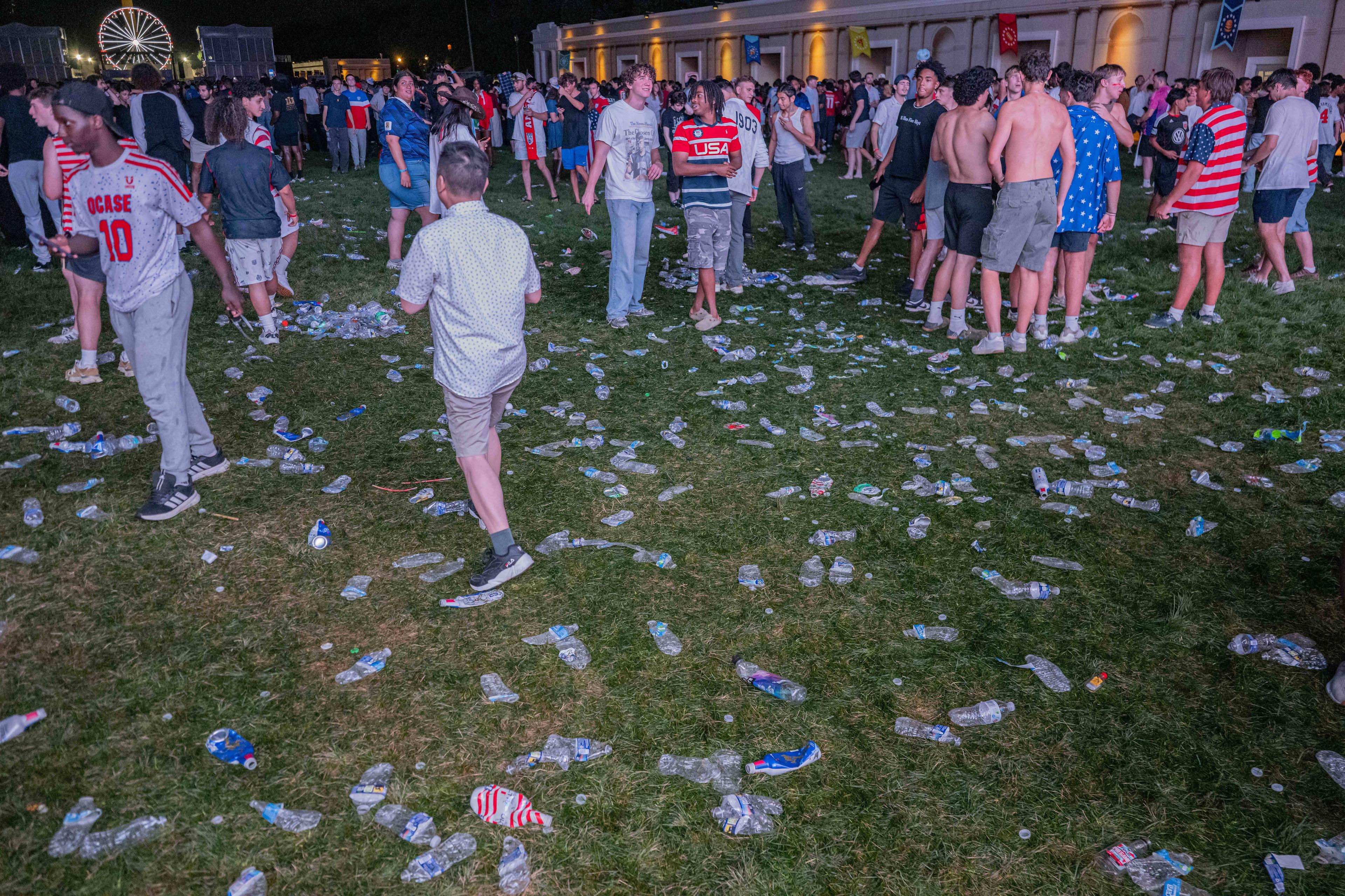 Fans schlendern durch eine mit Müll übersäte »FIFA-Fanzone« in Washington, DC während der WM, 26. Juni 2026.