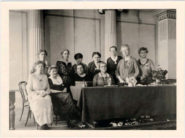 Olga Misař zusammen mit anderen Delegierten beim III. IInternationalen Kongress der WILPF in Wien, 1921.