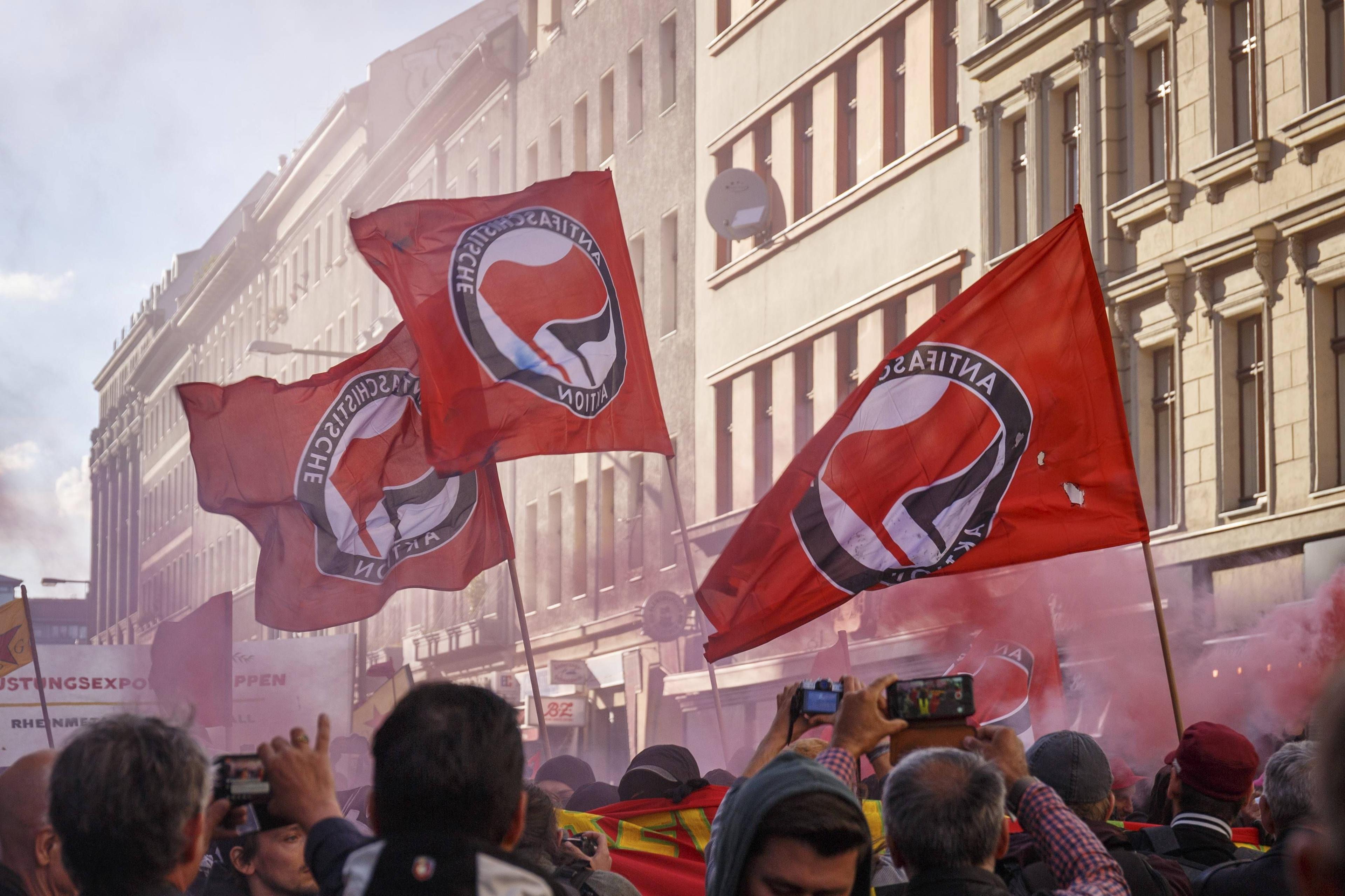 Ihr Logo hat die heutige Antifa-Szene von der Antifaschistischen Aktion von 1932 übernommen – organisatorisch haben sie jedoch wenig bis gar nichts gemein.