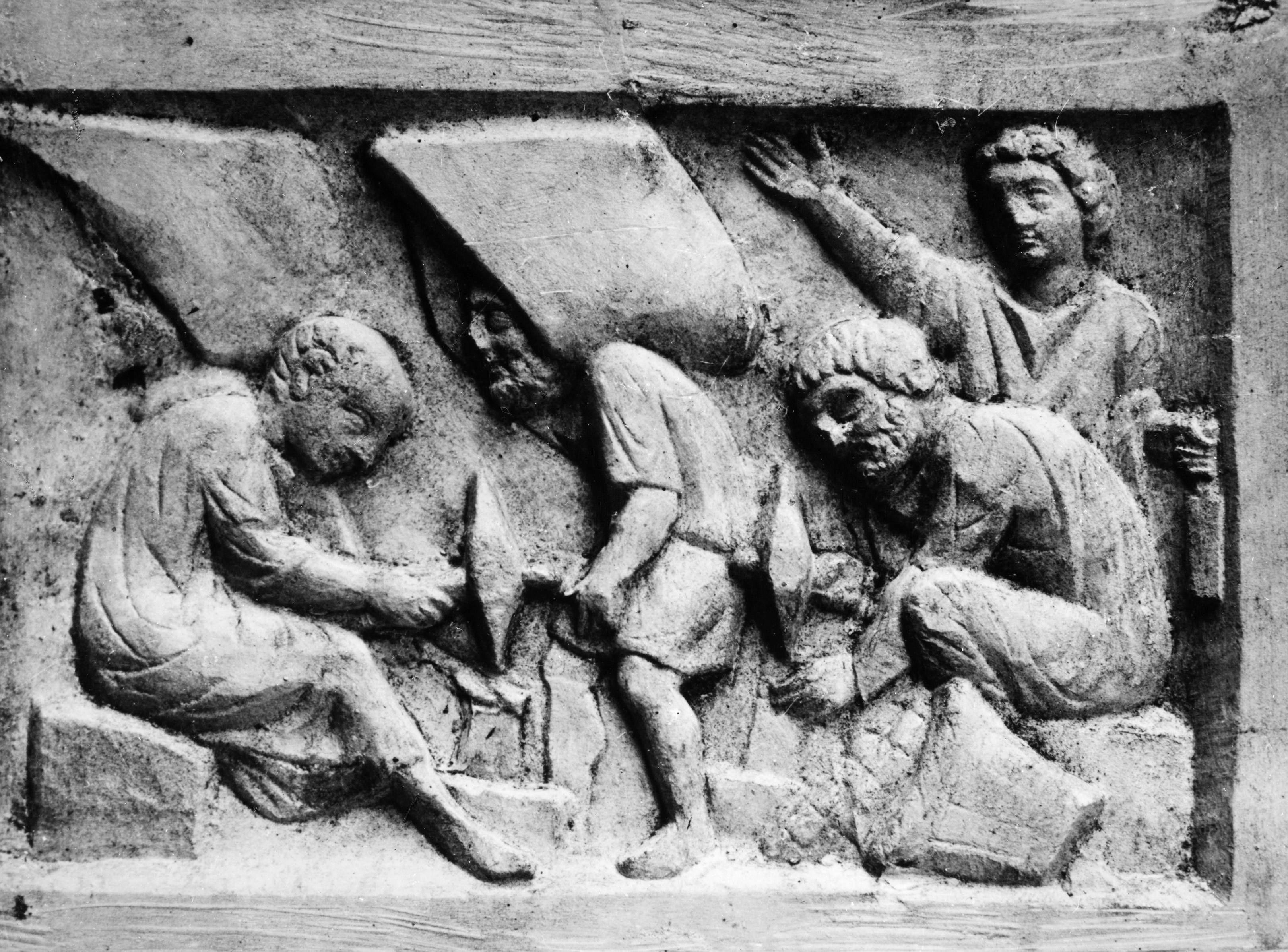 Ein Relief aus der Nekropolis von Isola Sacra zeigt Steinmetze bei der Arbeit.