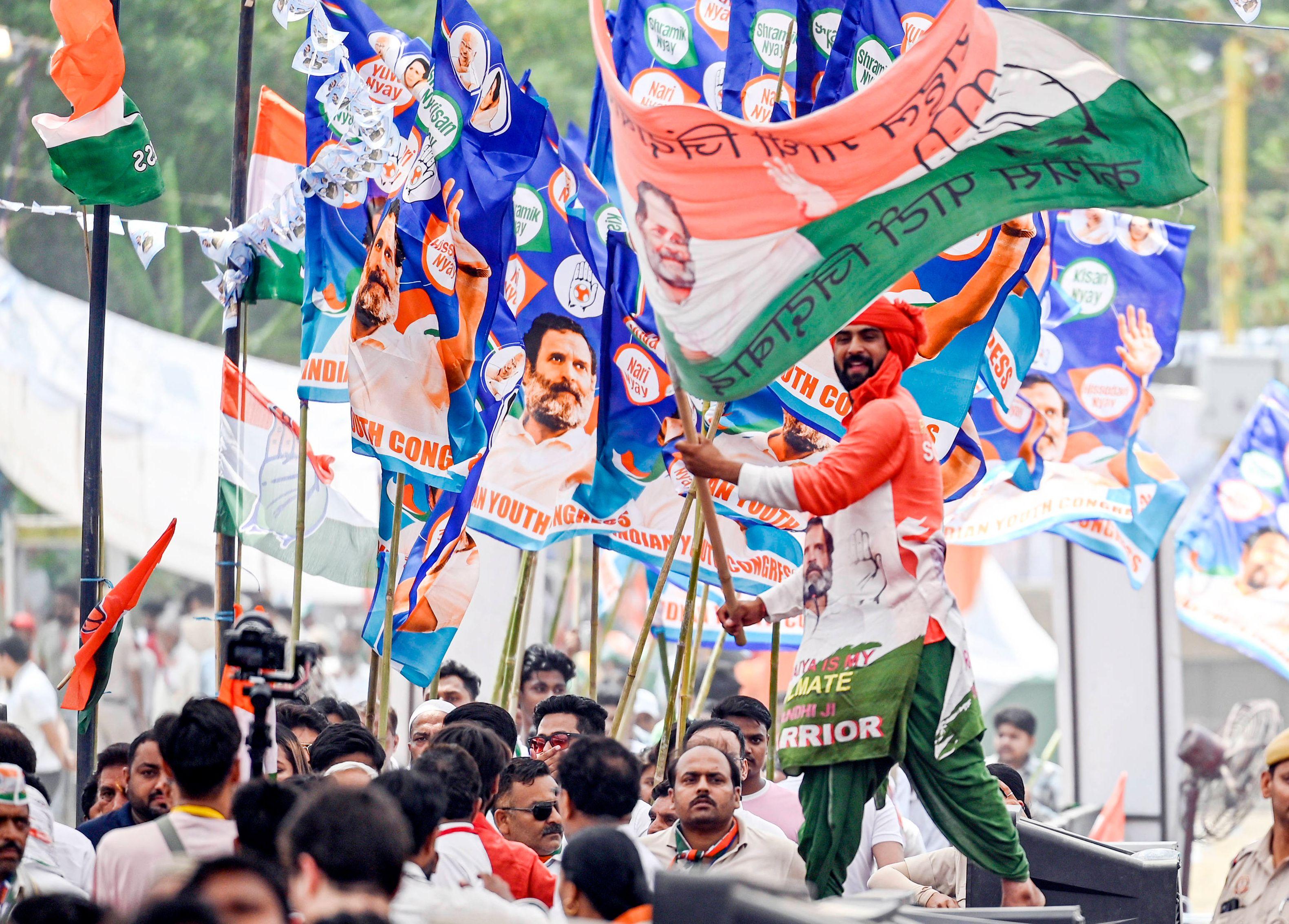 Auf einer Kundgebung in Neu-Delhi schwenken Unterstützer der Kongresspartei Flaggen mit dem Gesicht des Oppositionsführers Rahul Gandhi, Aufnahme vom 23. Mai 2024.