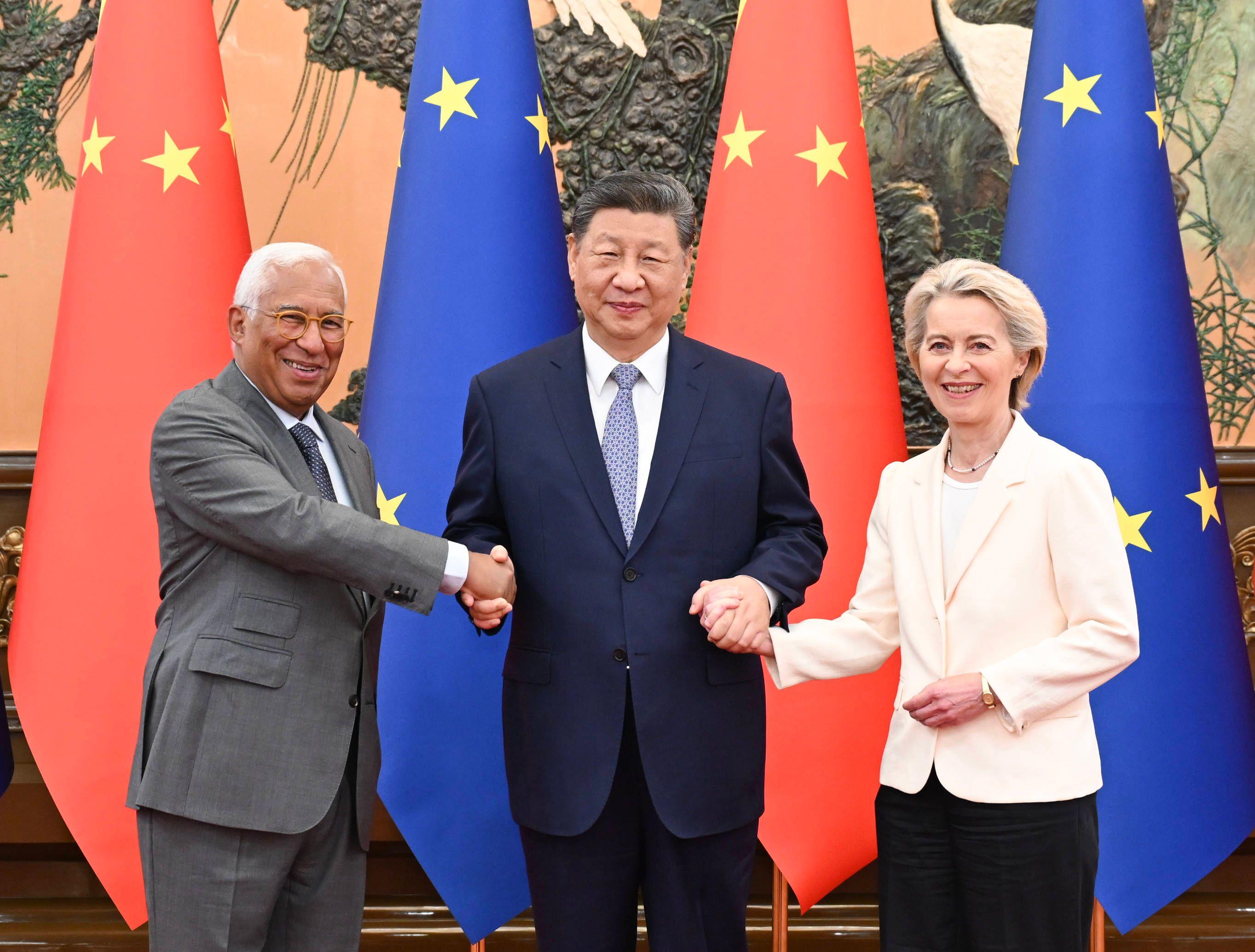 Chinas Staatspräsident Xi Jinping mit EU-Ratspräsident António Costa und Kommissionspräsidentin Ursula von der Leyen, Aufnahme vom 24. Juli 2025.