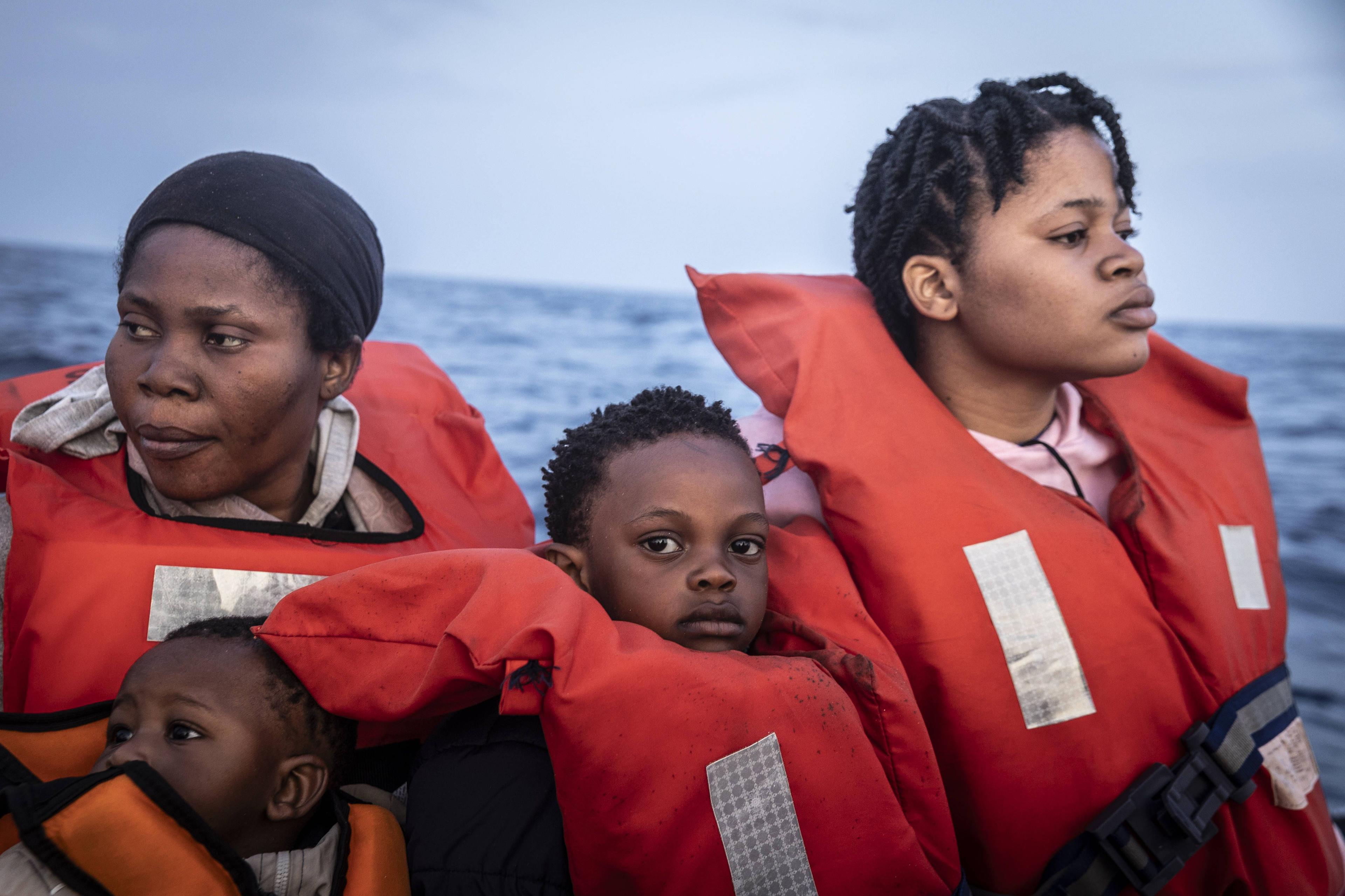 Im Juni 2025 wurden 86 Menschen, darunter diese vier, auf dem Mittelmeer gerettet. Einige von ihnen waren zuvor aus Panik vor der heranrückenden »libyschen Küstenwache« von ihrem Boot gesprungen.