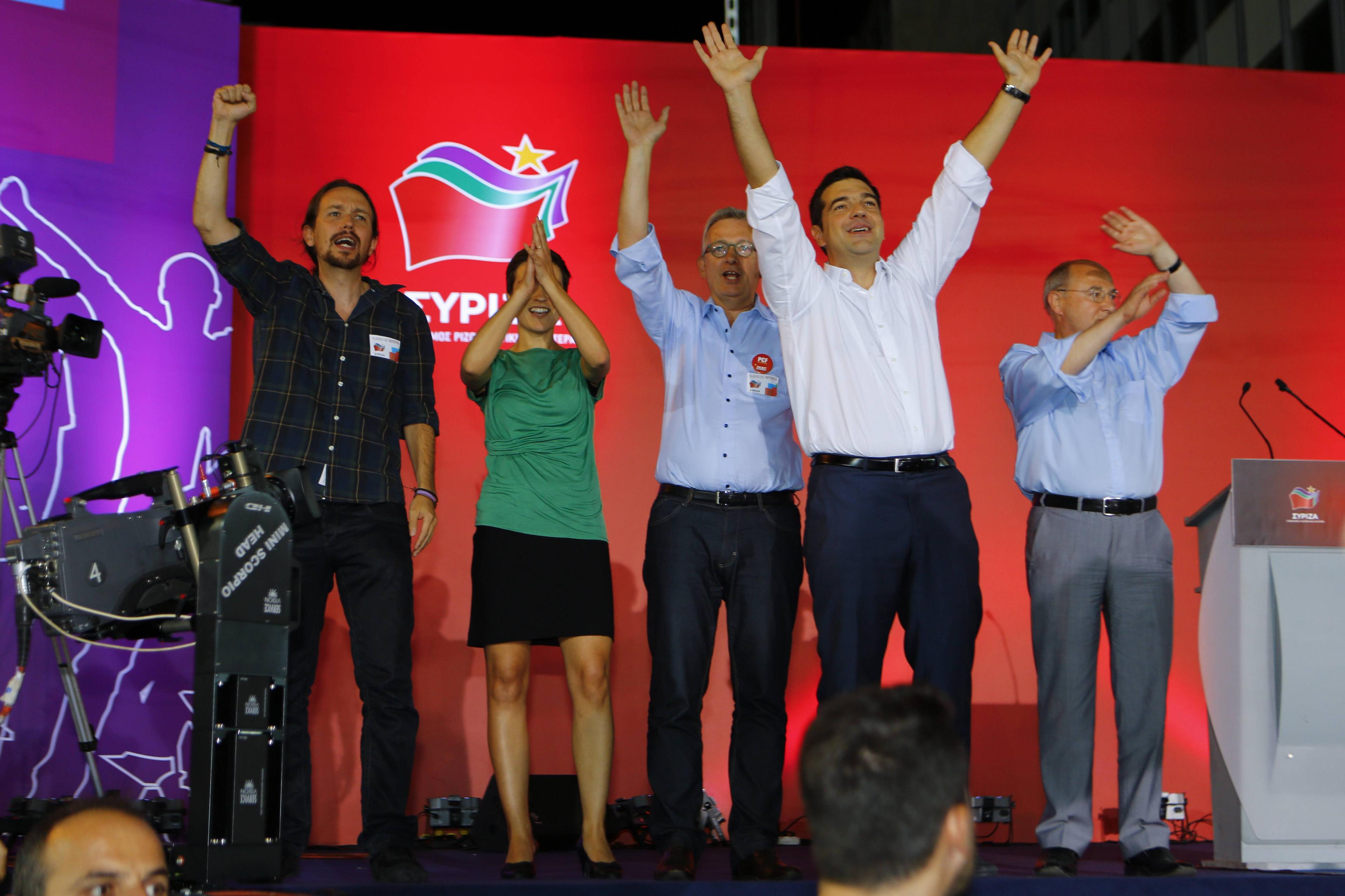 Pablo Iglesias, Ska Keller, Pierre Laurent, Alexis Tsipras und Gregor Gysi winken der Menge von der Bühne aus zu auf der letzten SYRIZA-Wahlkundgebung auf dem Syntagma-Platz in Athen, 18. September 2015.