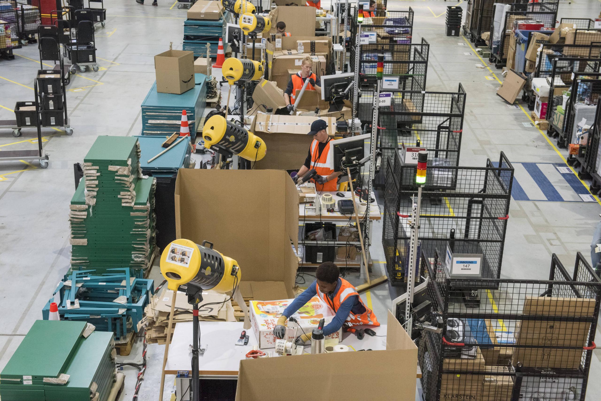 Alles minutiös geplant: Lagerarbeiter in einem Fulfillment-Center von Amazon.