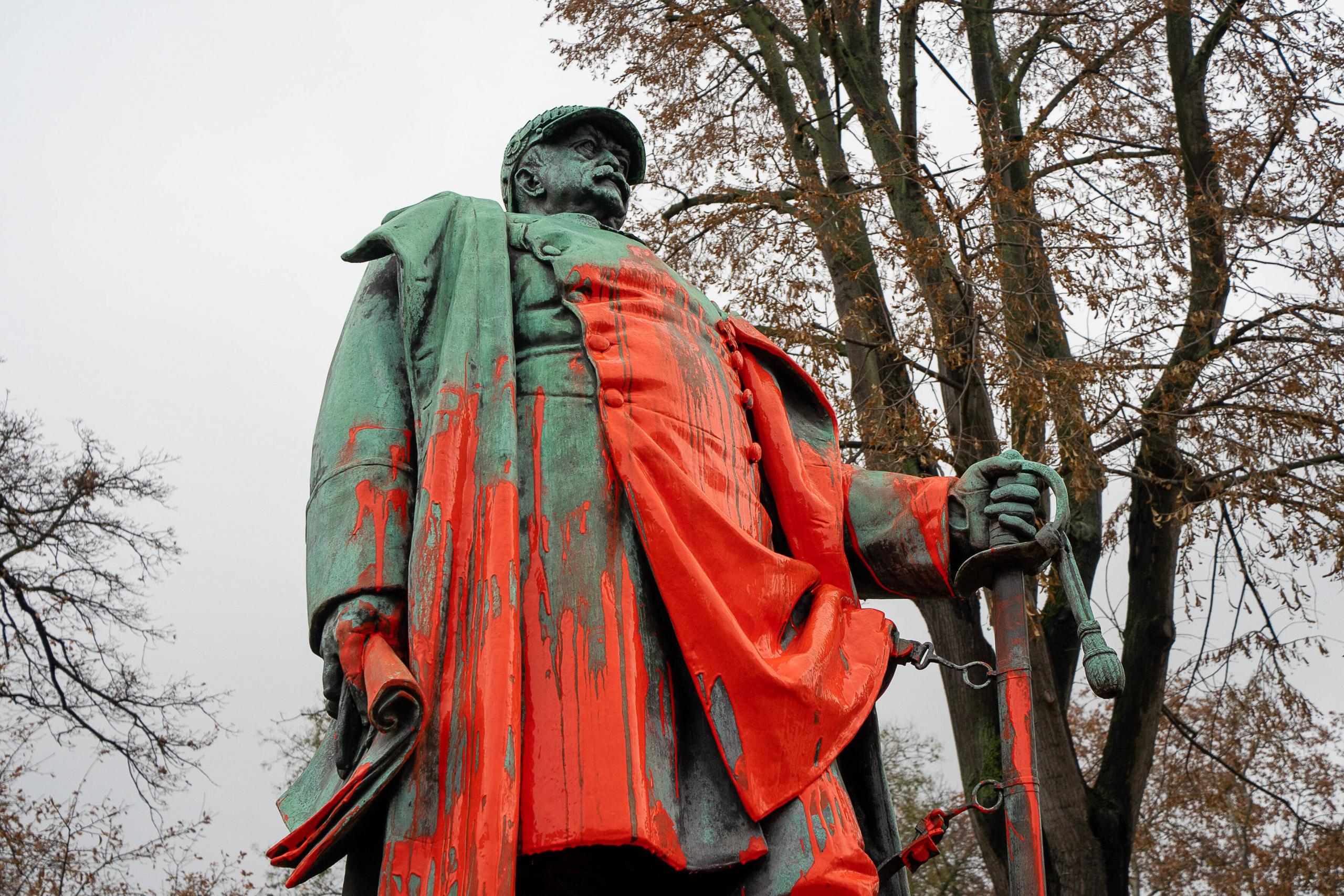 Beschmiertes Bismarck-Denkmal in Frankfurt-Höchst.