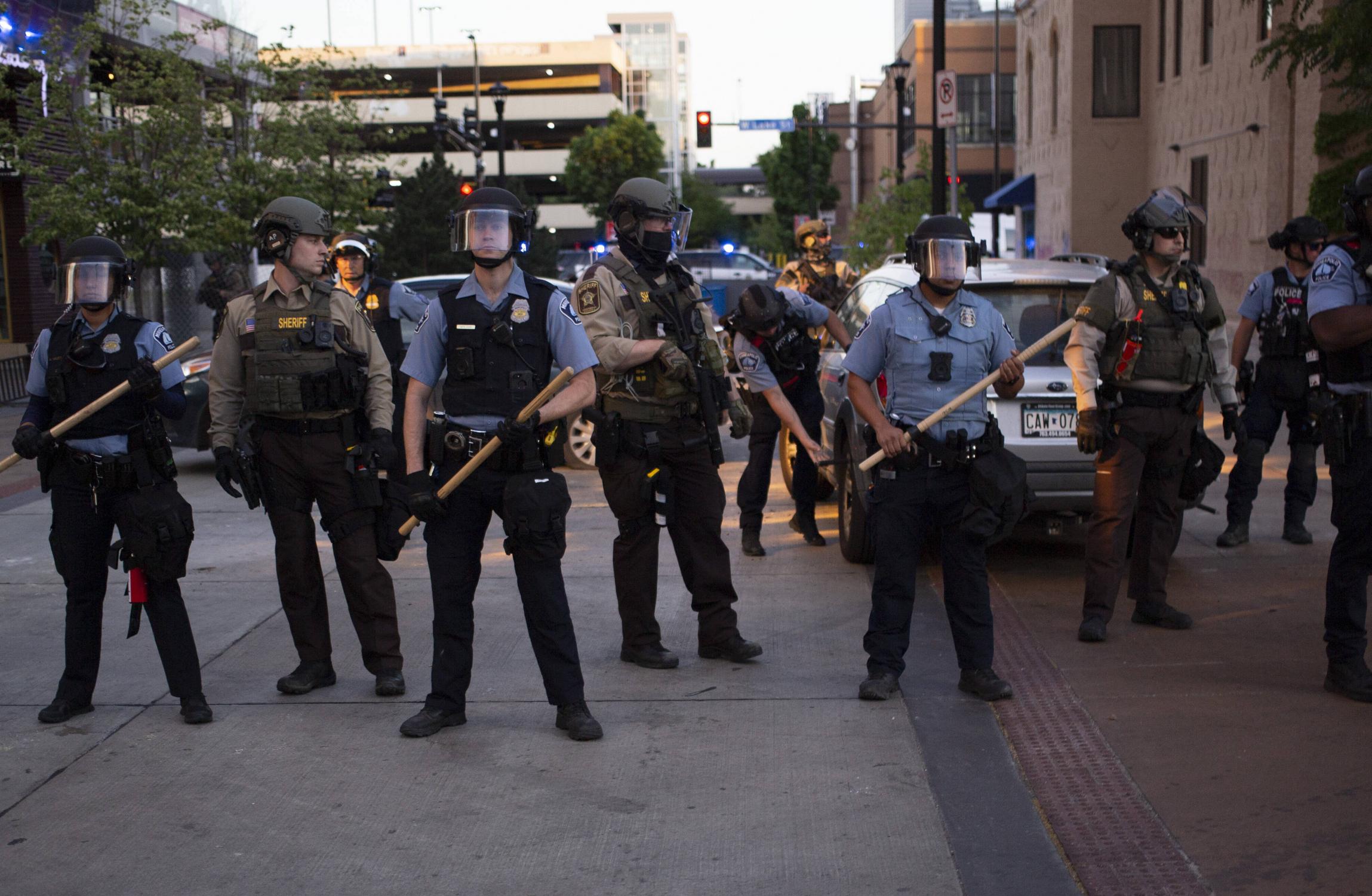 Polizeileute sperren nach  einer Mahnwache für Winston Boogie Smith, der bei einem Poliezeieinsatz erschossen wurde, eine Straße ab, Minneapolis, 15. Juni 2021.