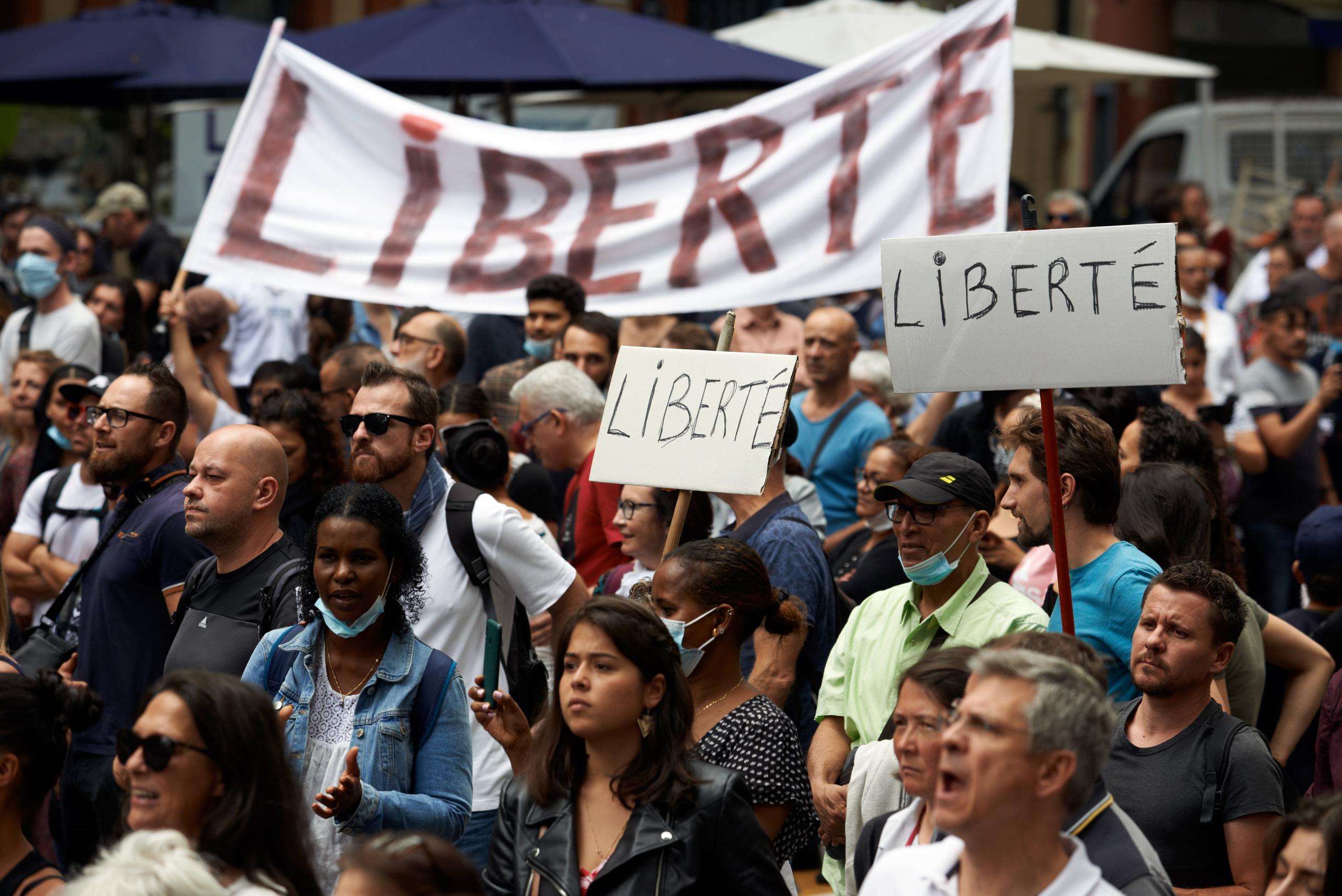 Im Protest artikuliert sich eine Ablehnung von Macrons repressivem Führungsstil, hier in Toulouse am 7. August 2021.