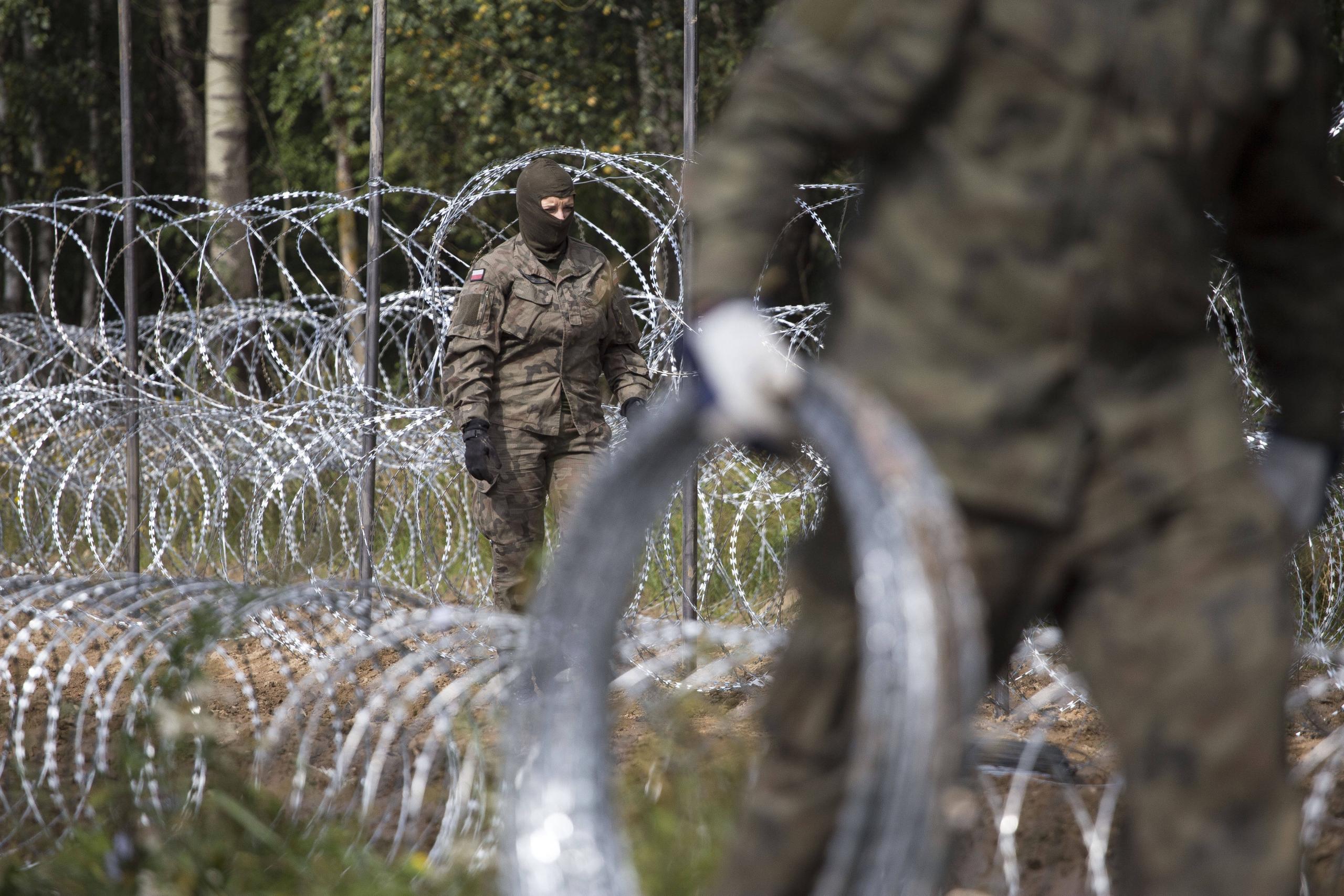 Militär errichtet Stacheldrahtzaun in der Nähe der polnischen Stadt Krynki, 1. September 2021.