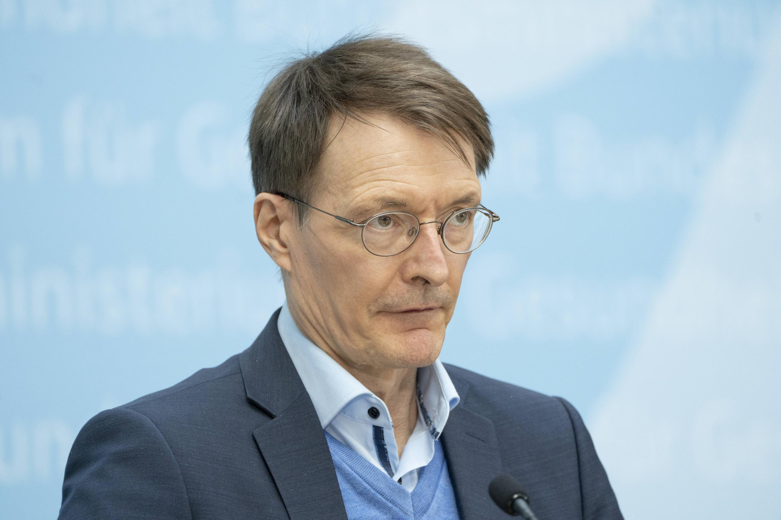 Bundesgesundheitsminister Karl Lauterbach bei einer Pressekonferenz, 28. März 2022.