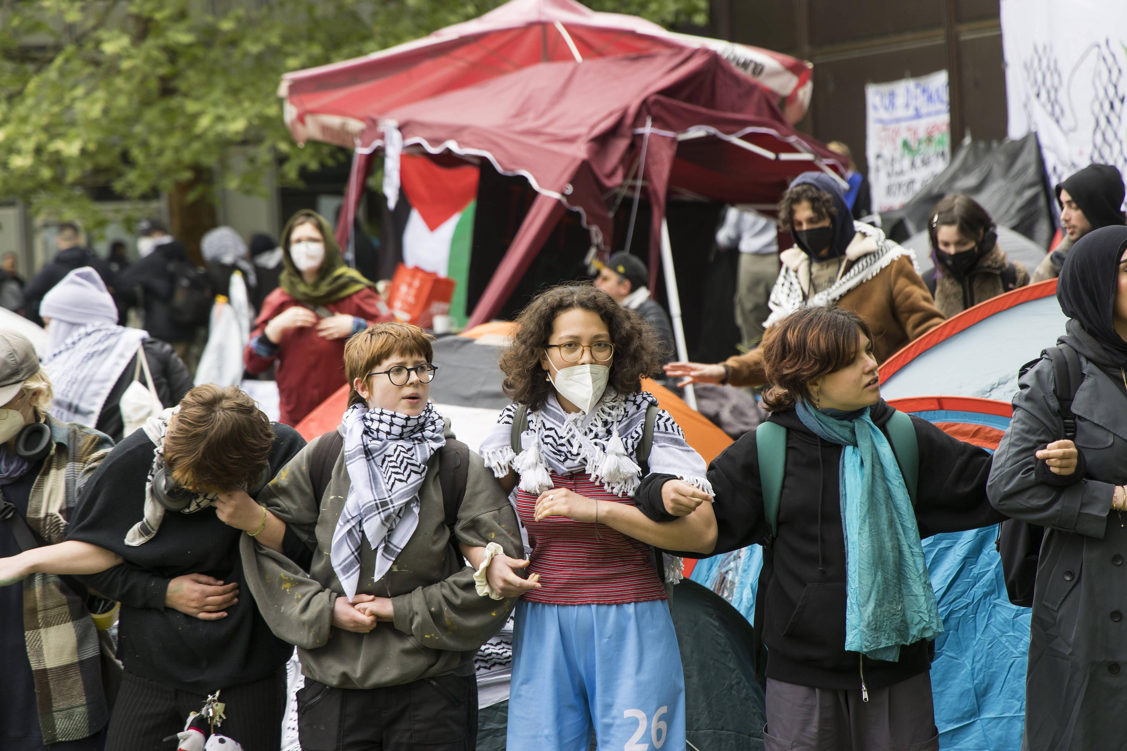 Menschenkette während der Besetzung eines Innenhofs an der FU Berlin durch pro-palästinensische Aktivistinnen und Aktivisten.