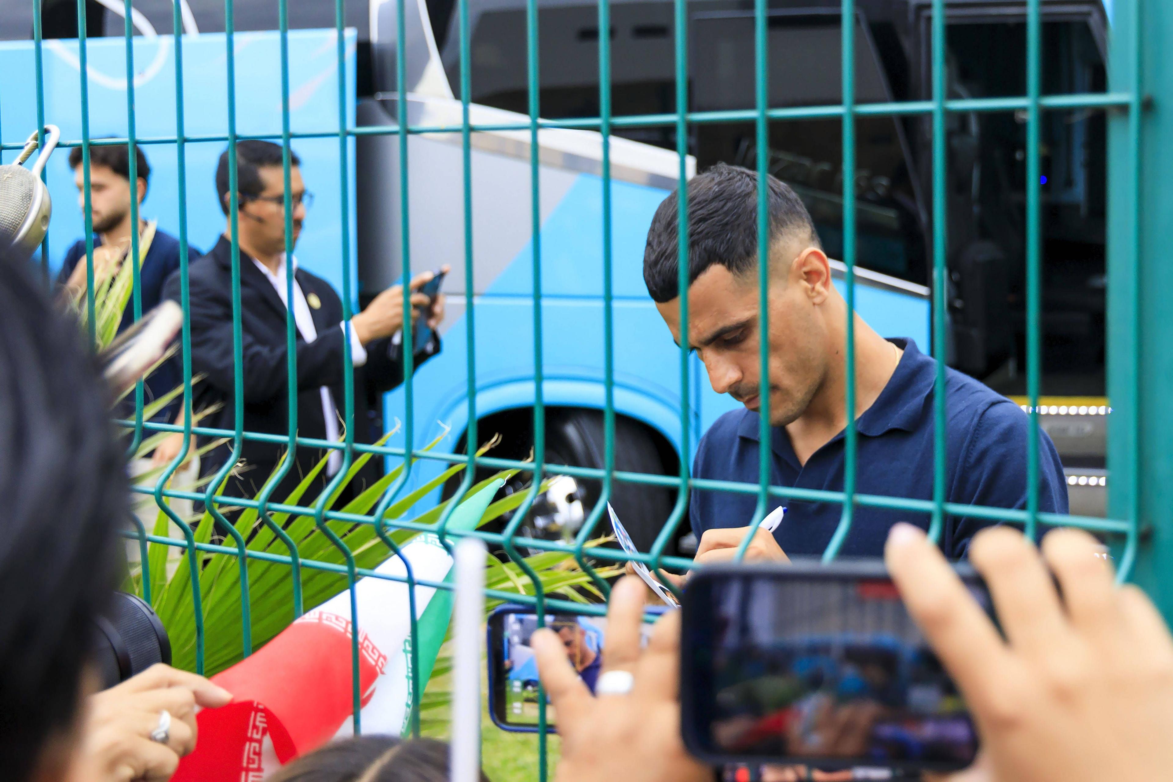 Bei ihrer Ankunft in Tijuana werden die iranischen Fußballer von zahlreichen mexikanischen Fans empfangen.