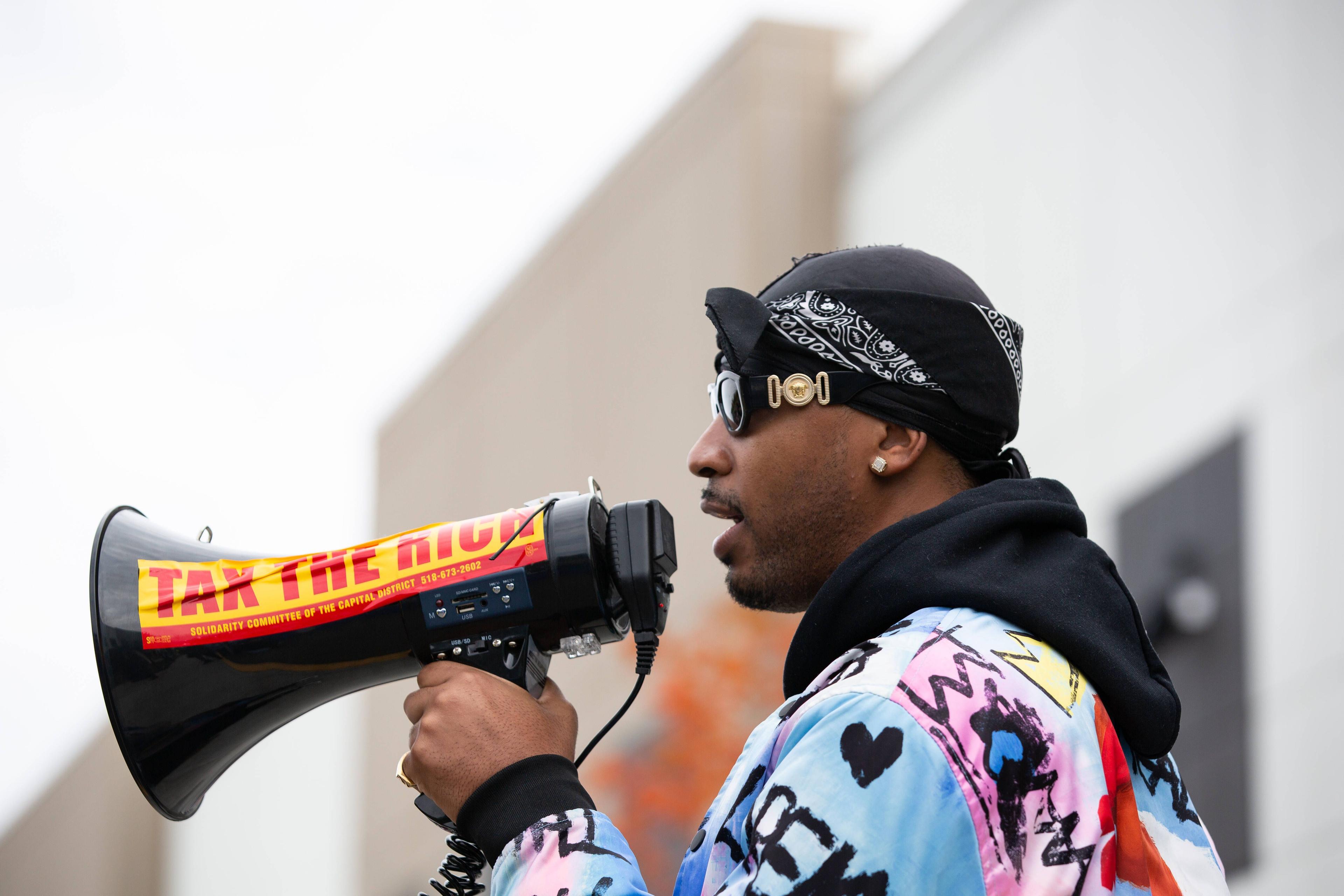 Der Präsident der Amazon Labor Union Chris Smalls spricht während einer Kundgebung vor der Amazon-Lagerhalle ALB1 in Schodack, New York, 10.10.2022.